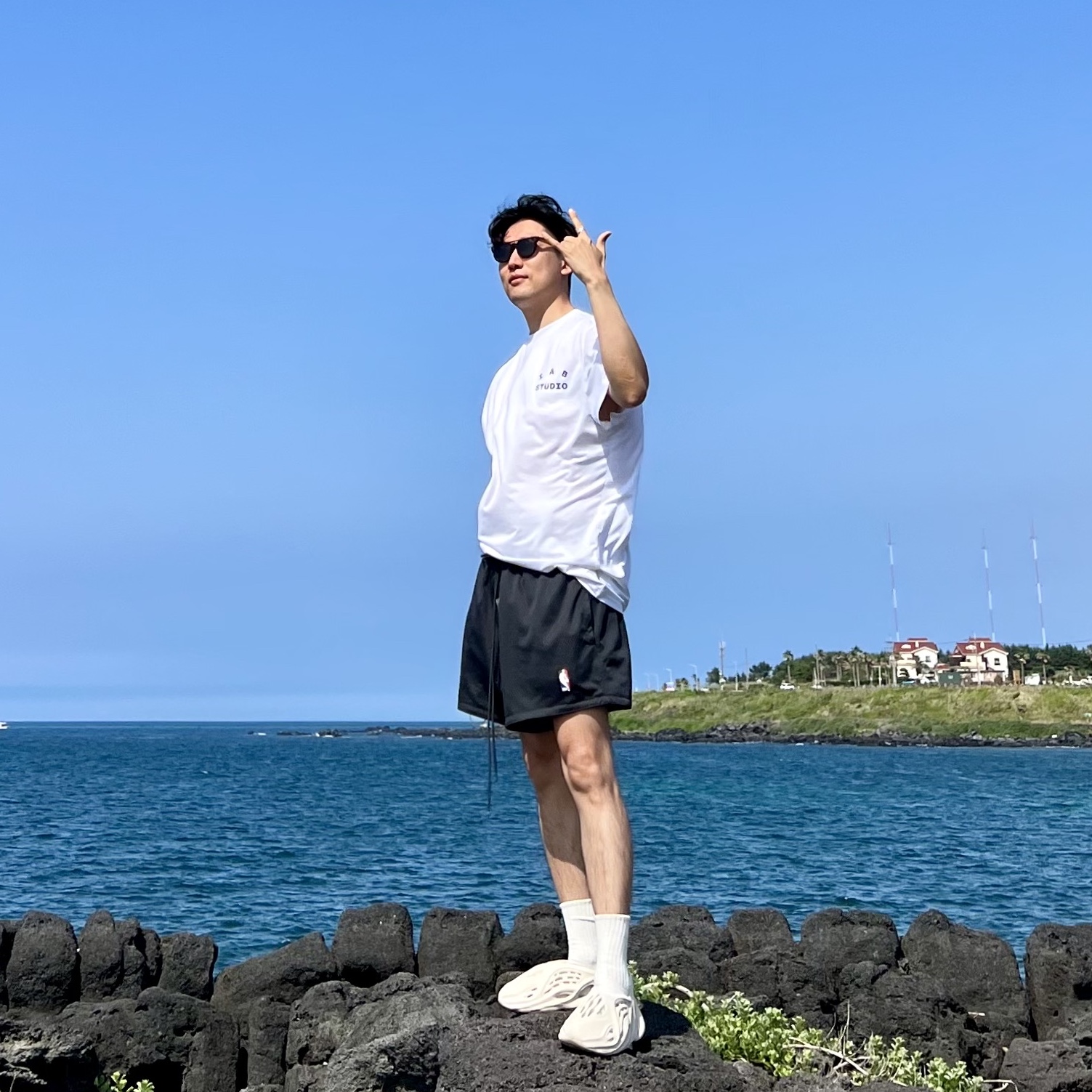 IAB Studio x Asics White Running T-Shirt, Nike x Fear of God Basketball Shorts Off Noir 착용 스타일