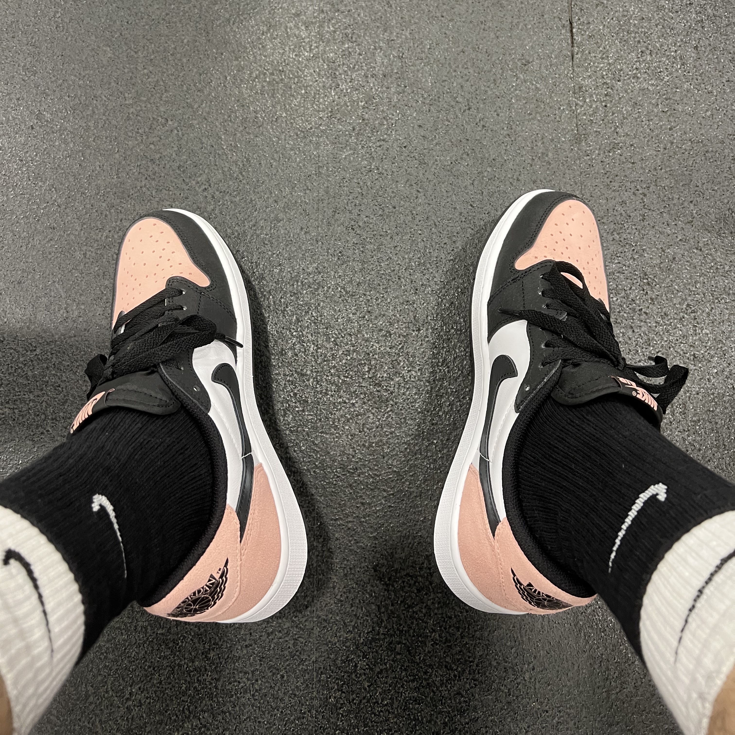 Jordan 1 Retro Low OG Bleached Coral, Nike Everyday Plus Cushioned Training Crew Socks Black White (Korean Ver.) 착용 스타일