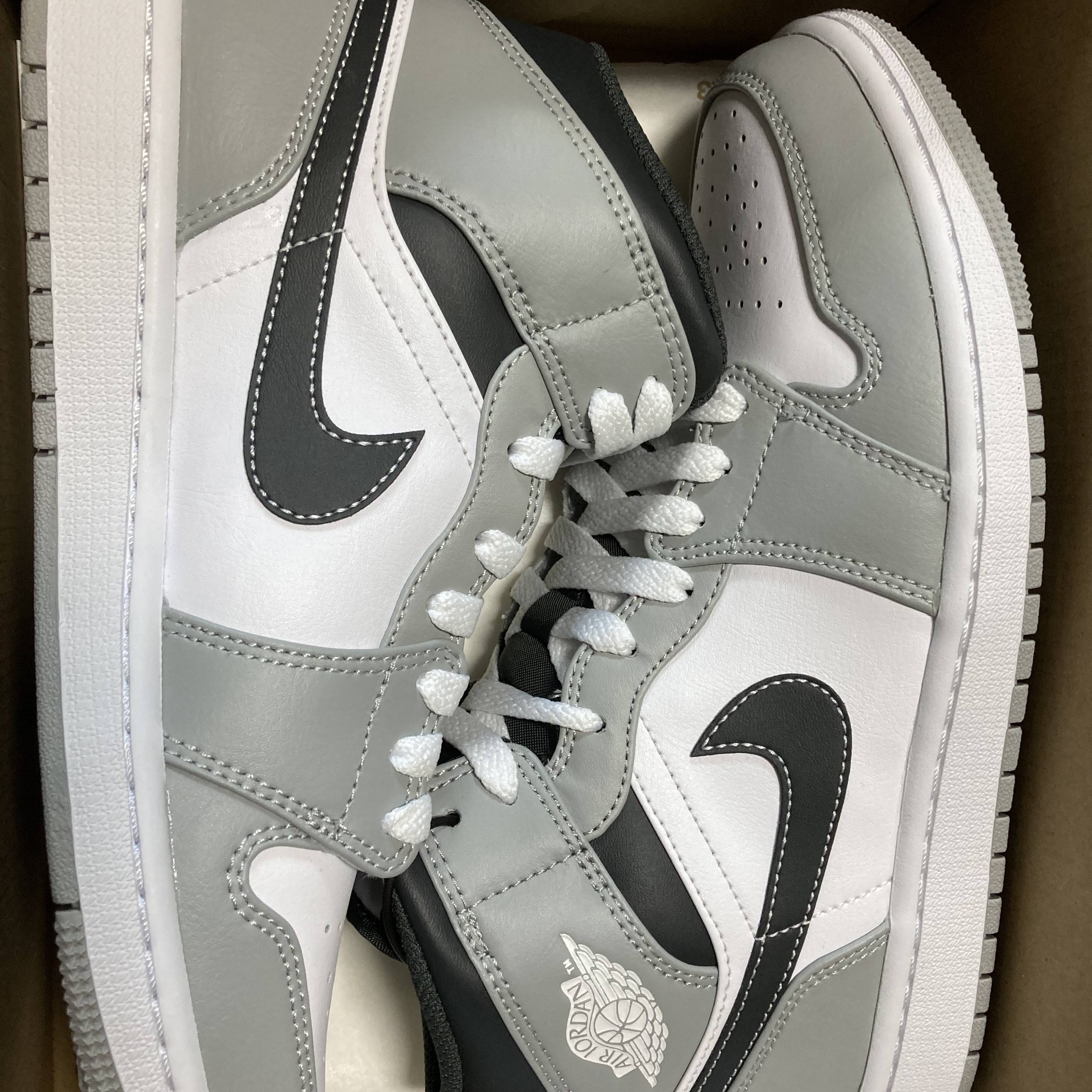 Jordan 1 Mid Light Smoke Grey Anthracite 착용 스타일 - 1