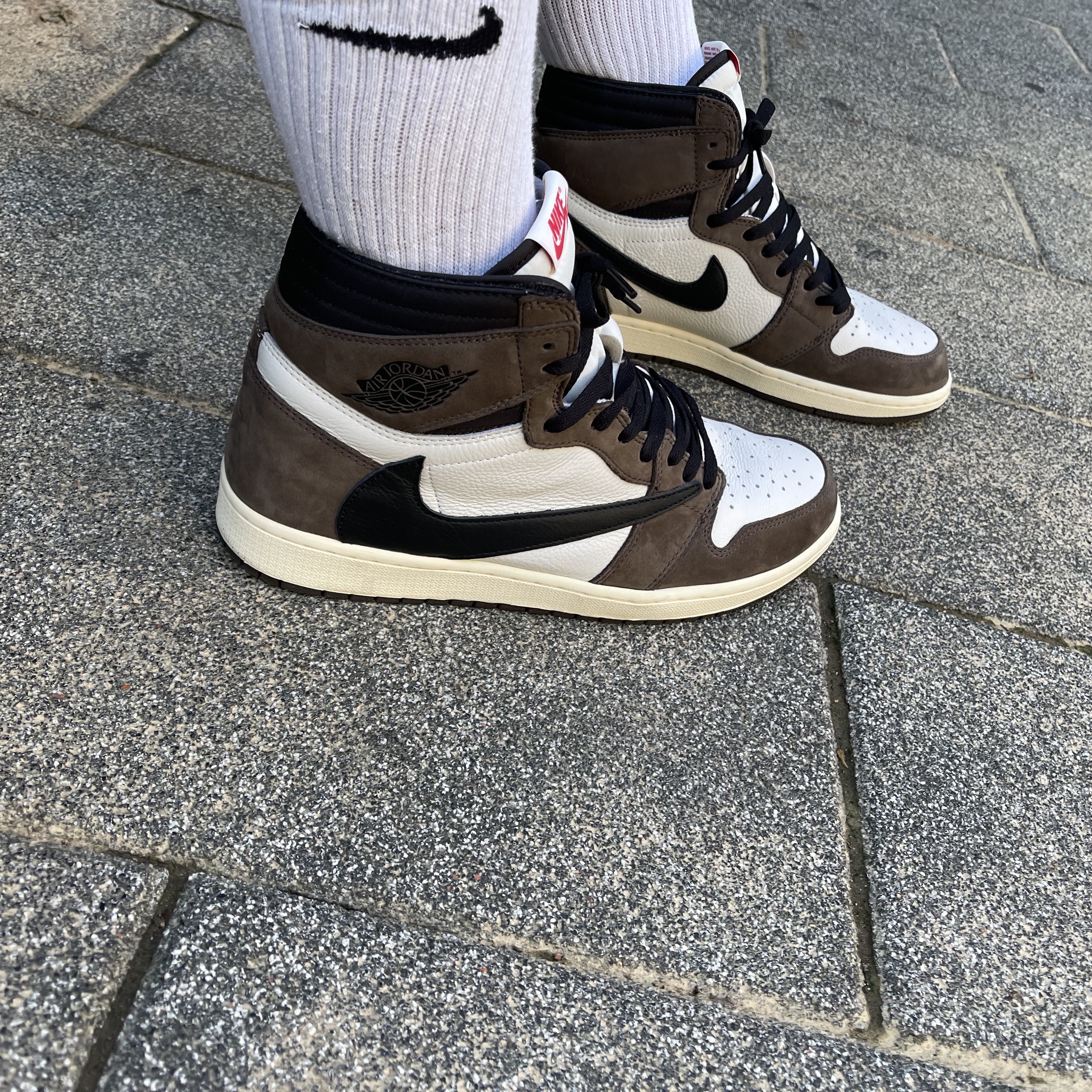 Jordan 1 x Travis Scott Retro High OG SP Mocha 착용 스타일 - 3