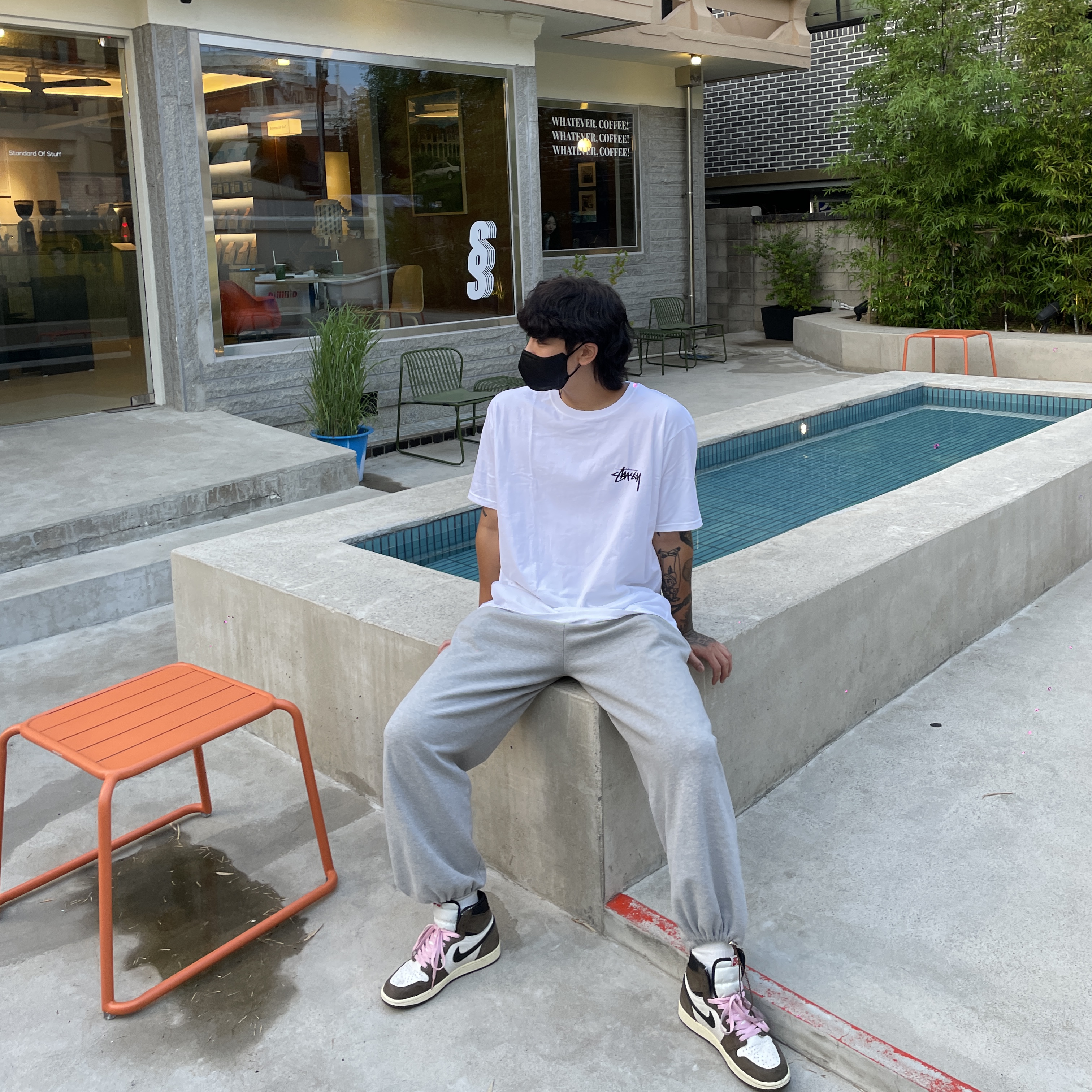 Jordan 1 x Travis Scott Retro High OG SP Mocha, Stussy Fuzzy Dice T-Shirt White 착용 스타일