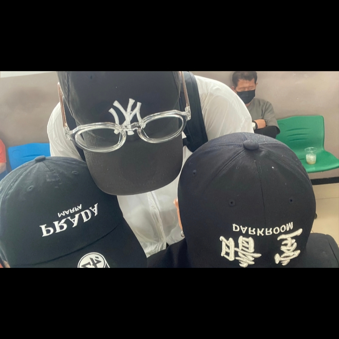 Darkr8m Studio Upside Down Silver Logo Cap 착용 스타일