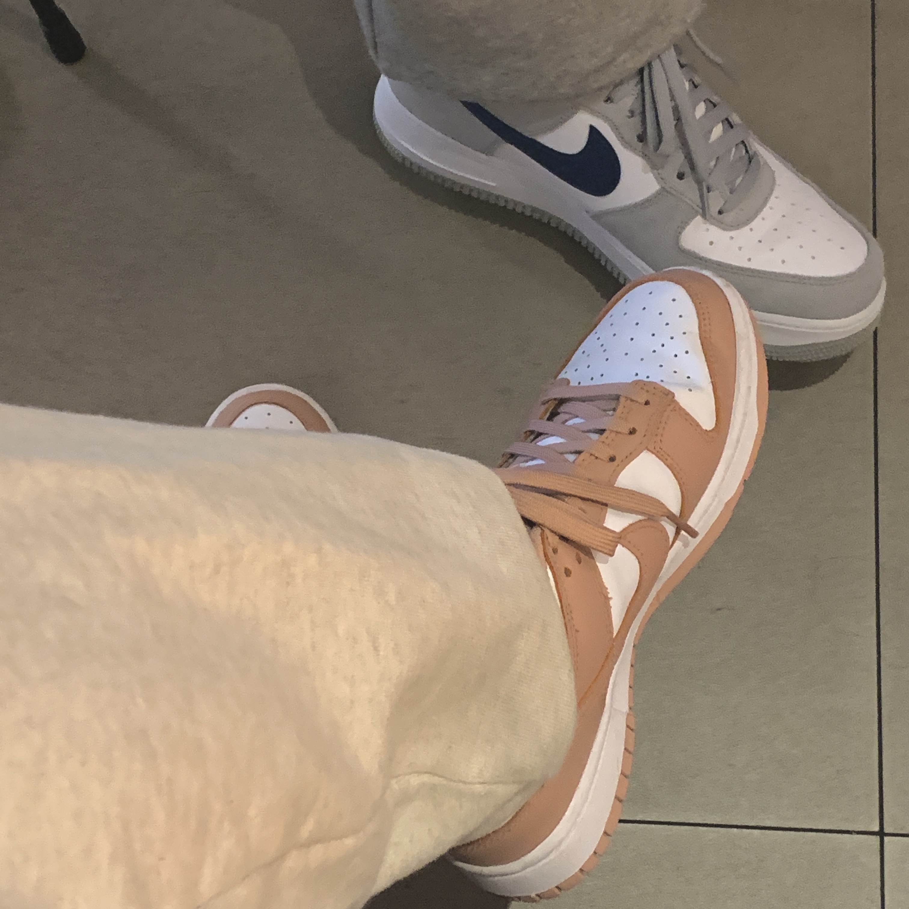 (W) Nike Dunk Low Rose Whisper, Nike Air Force 1 '07 LV8 Athletic Club Light Smoke Grey Marina 착용 스타일 - 2