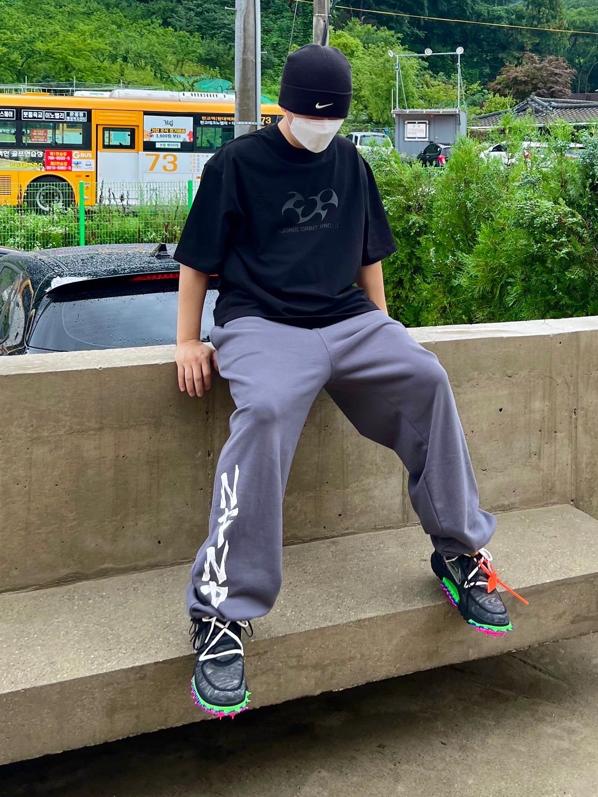Nike x Stussy NRG Cuffed Beanie Black, Nike x Off-White Air Force 1 Mid SP Black 착용 스타일 - 3