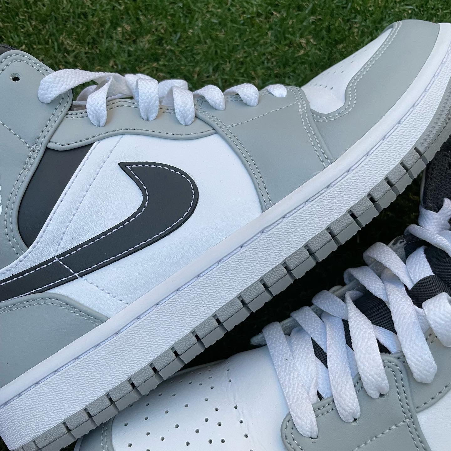 Jordan 1 Mid Light Smoke Grey Anthracite 착용 스타일 - 2