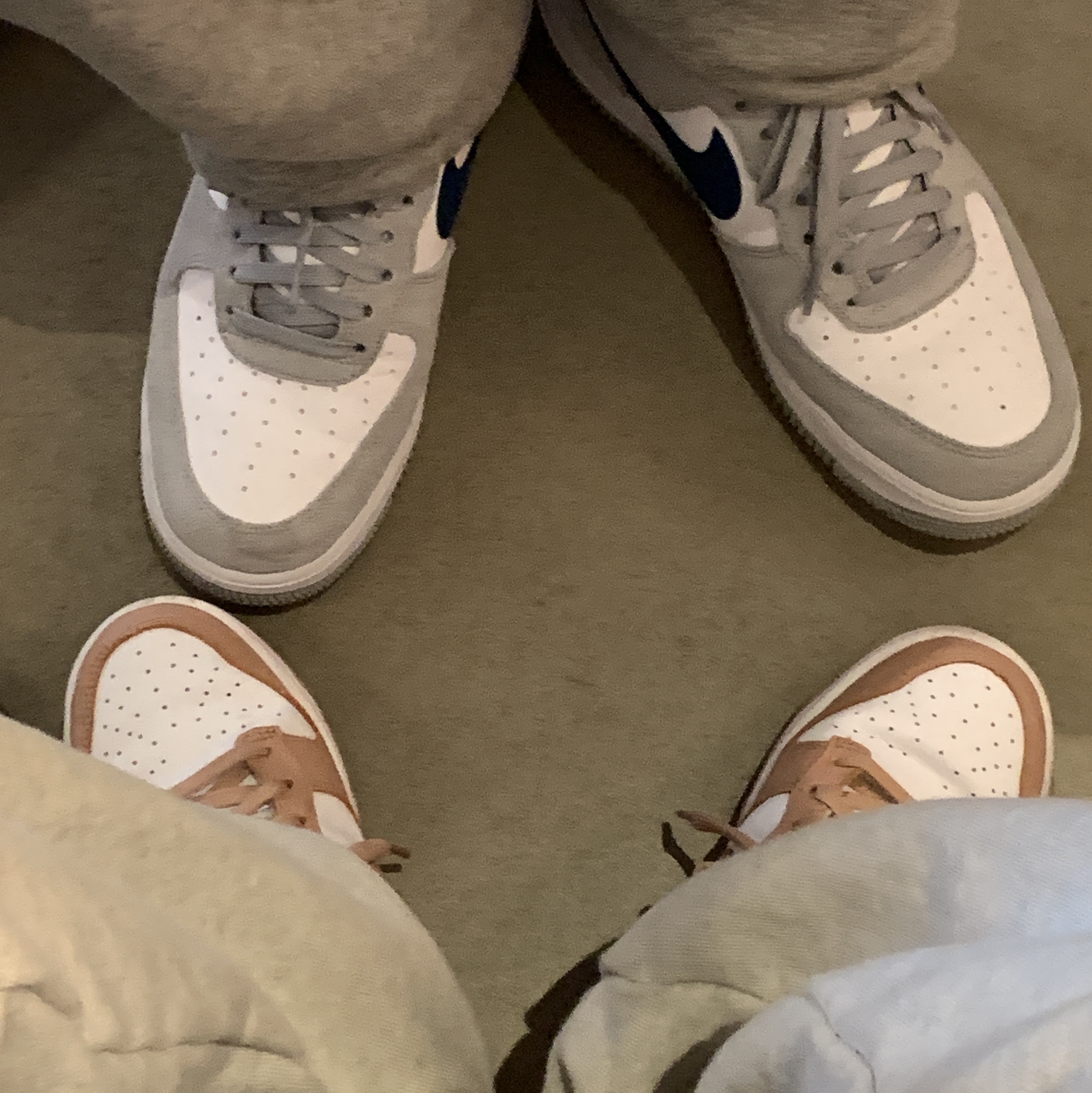 (W) Nike Dunk Low Rose Whisper, Nike Air Force 1 '07 LV8 Athletic Club Light Smoke Grey Marina 착용 스타일 - 3