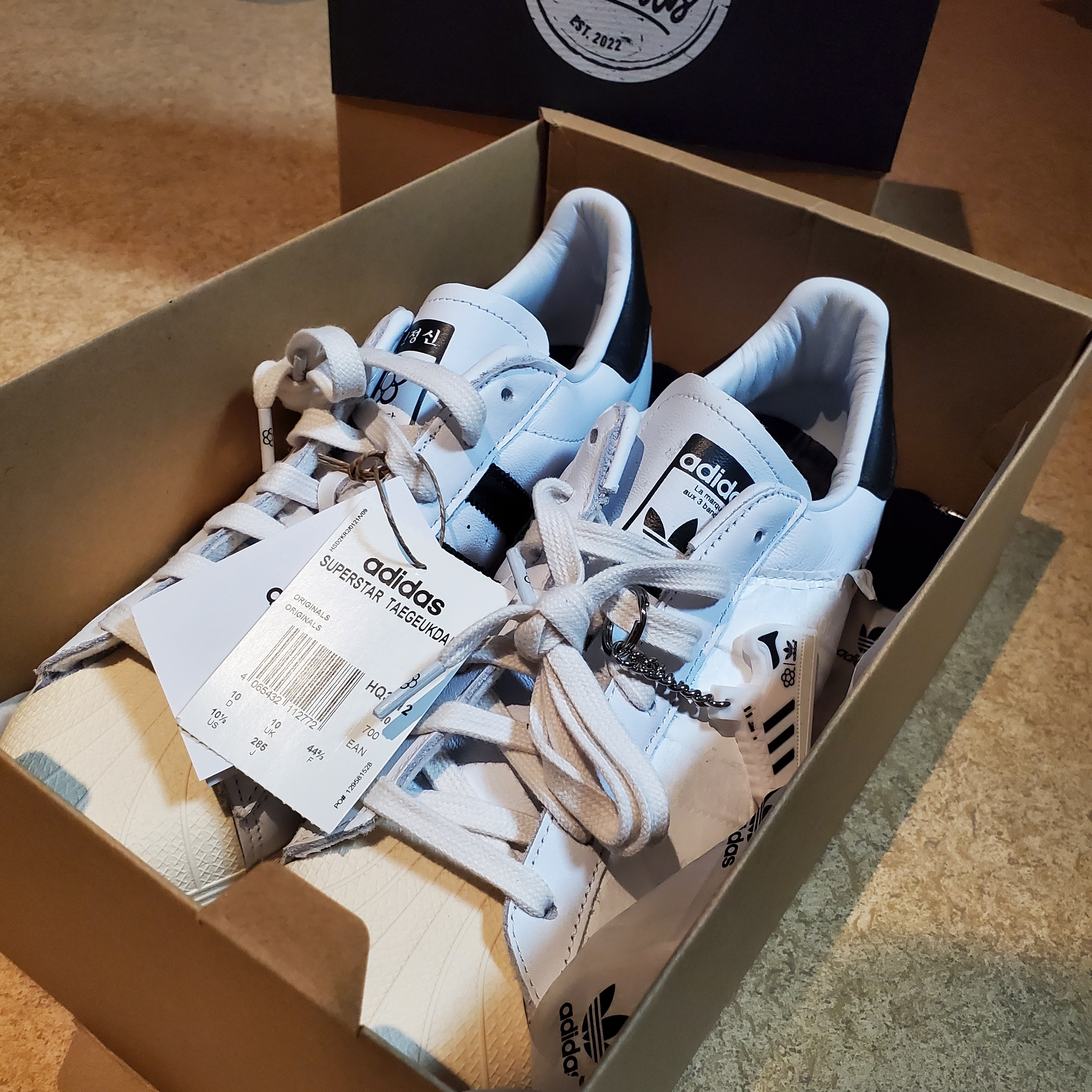 Adidas x Taegeukdang Superstar White Black 착용 스타일 - 1