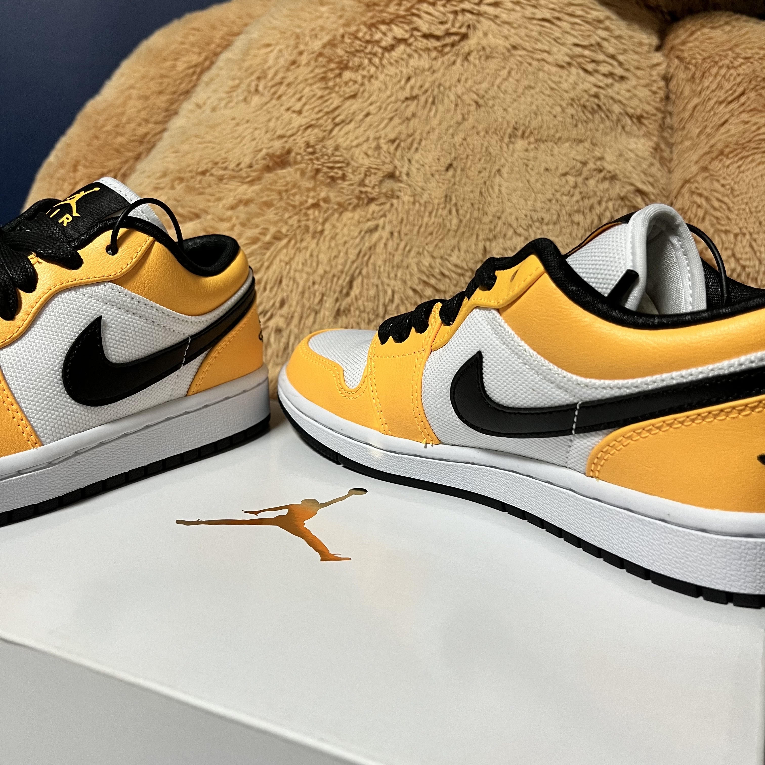 (W) Jordan 1 Low SE Laser Orange 착용 스타일 - 1