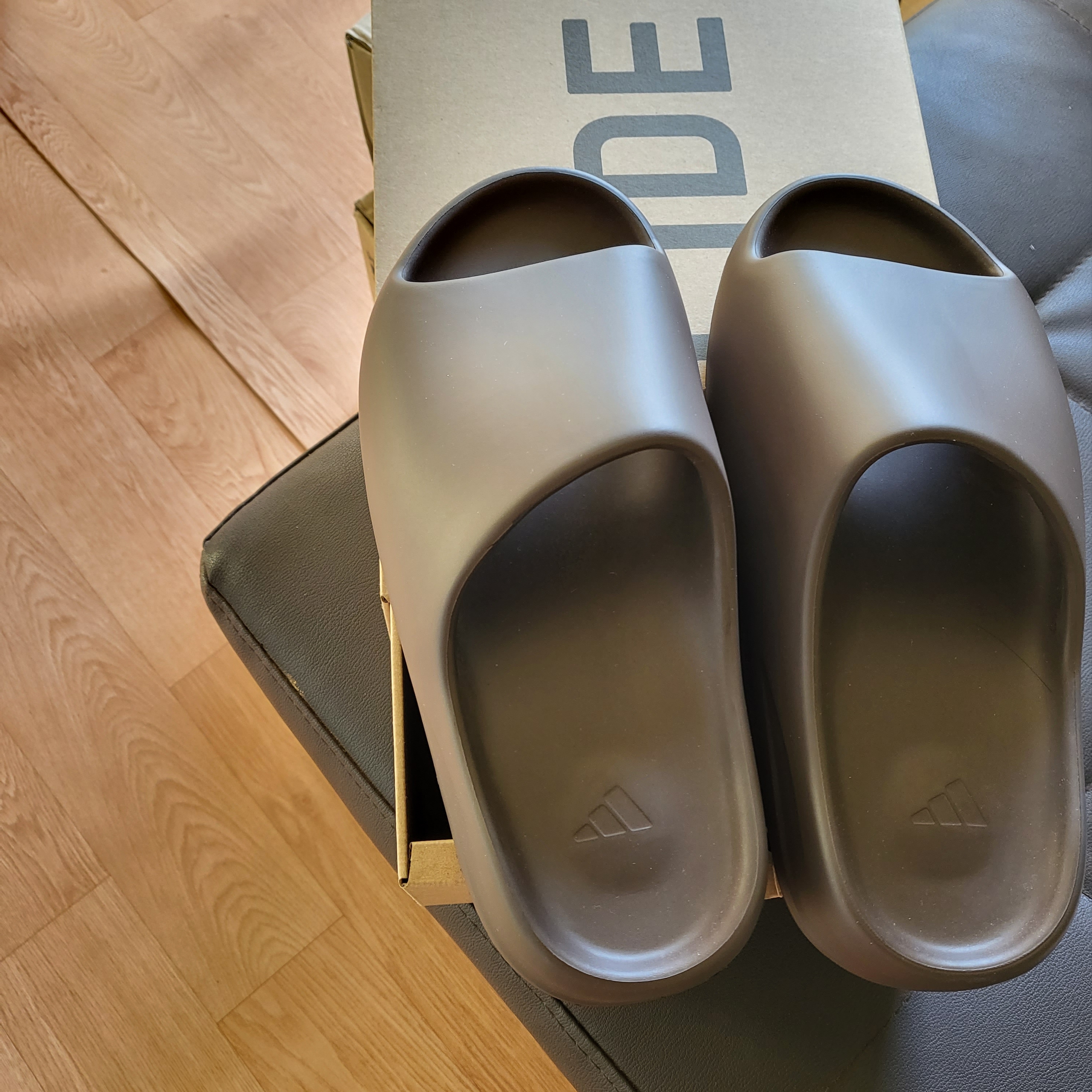 Adidas Yeezy Slide Soot 2021 착용 스타일