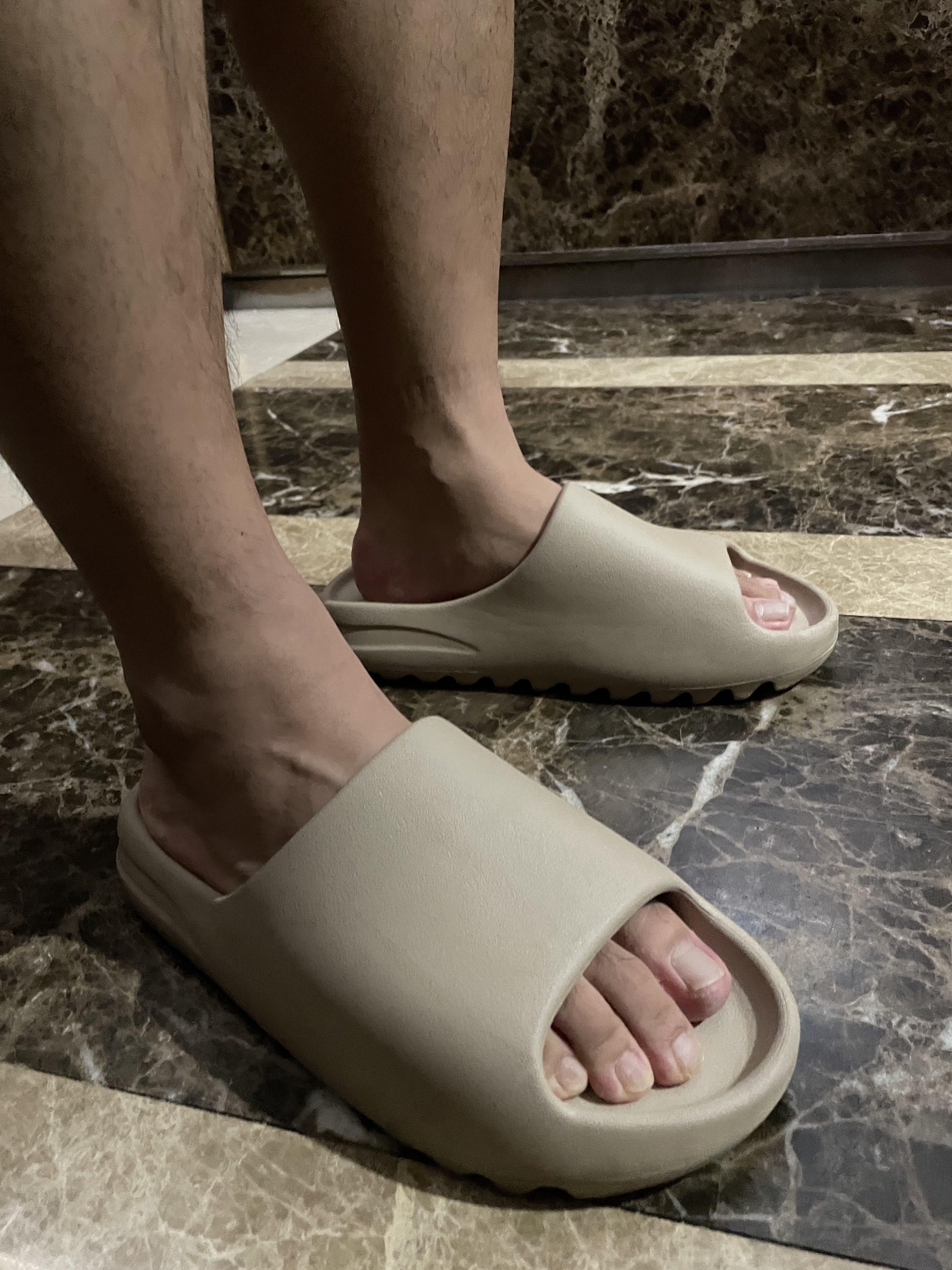 Adidas Yeezy Slide Pure - Re-Release Ver., Stussy Pigment Dyed Stussy No.4 T-Shirt Coffee 착용 스타일 - 3