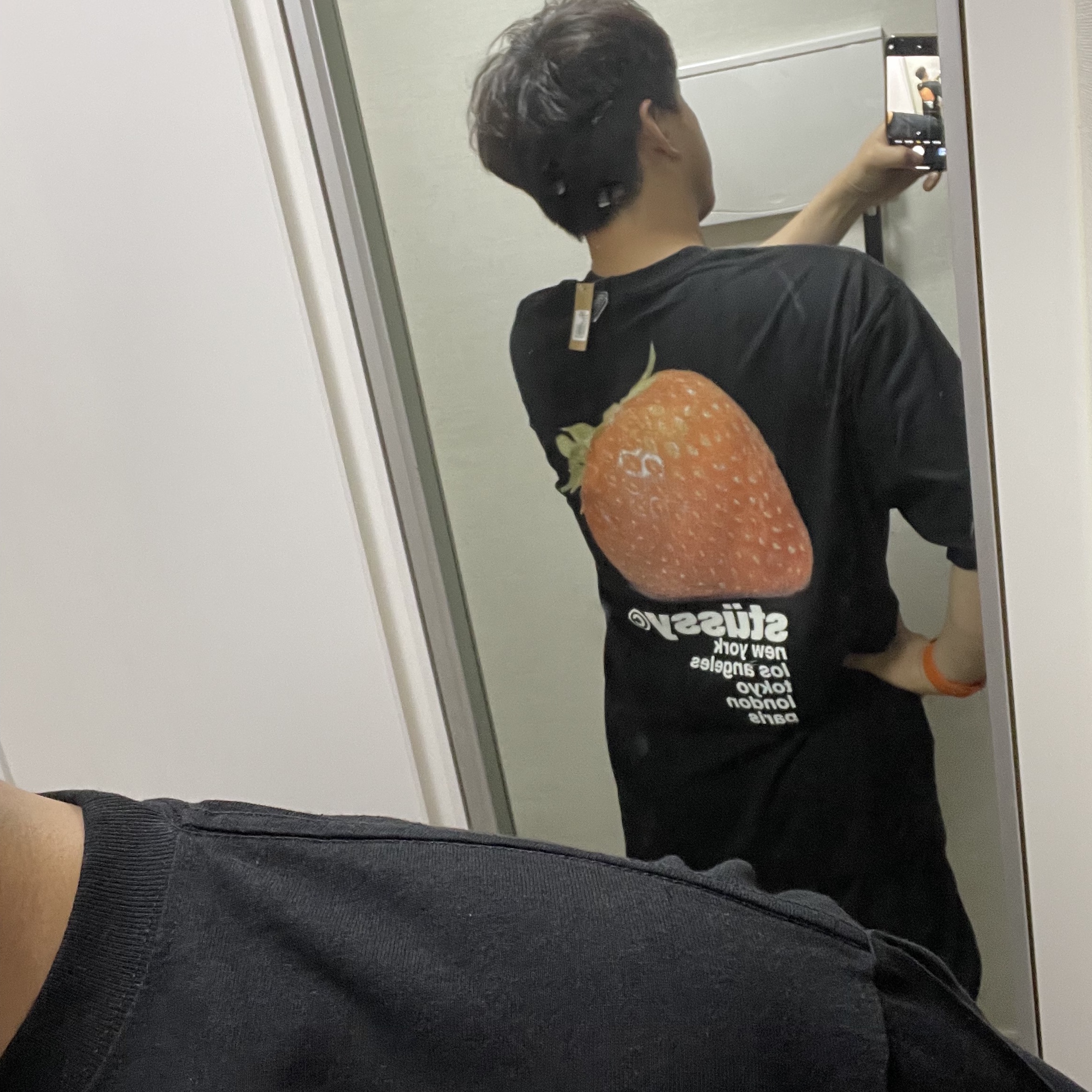 Stussy Strawberry T-Shirt Black 착용 스타일