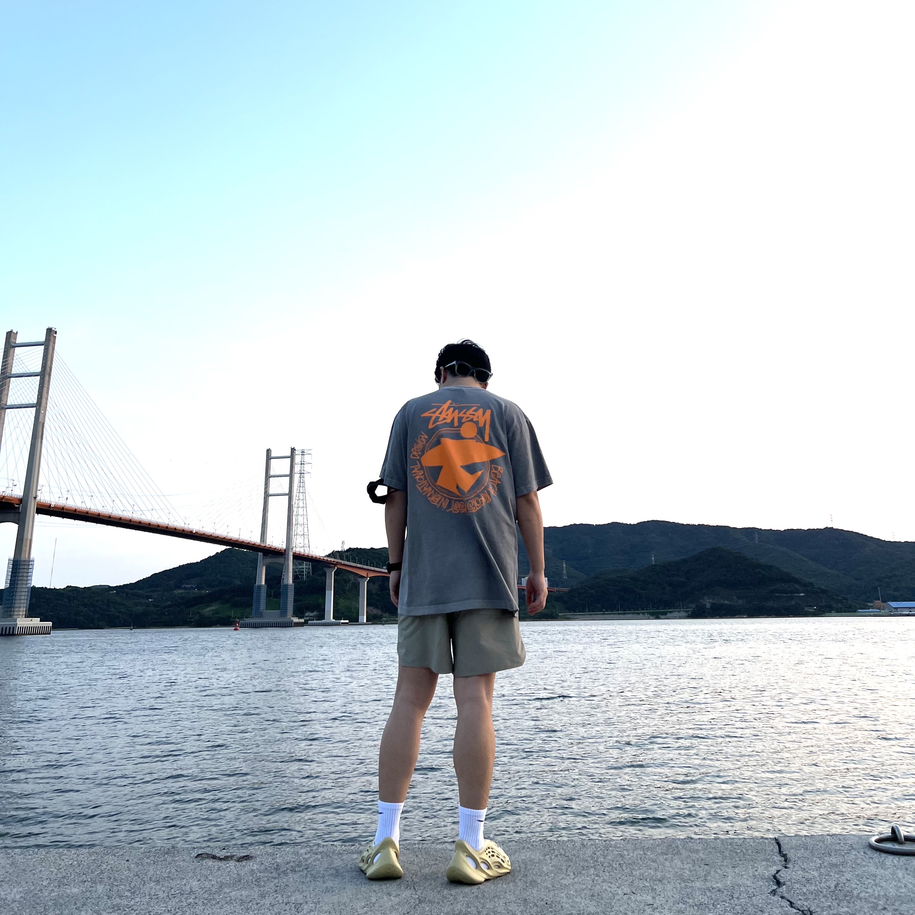 Stussy Beach Roots T-Shirt Grey, Adidas Yeezy Foam RNNR Sulfur 착용 스타일