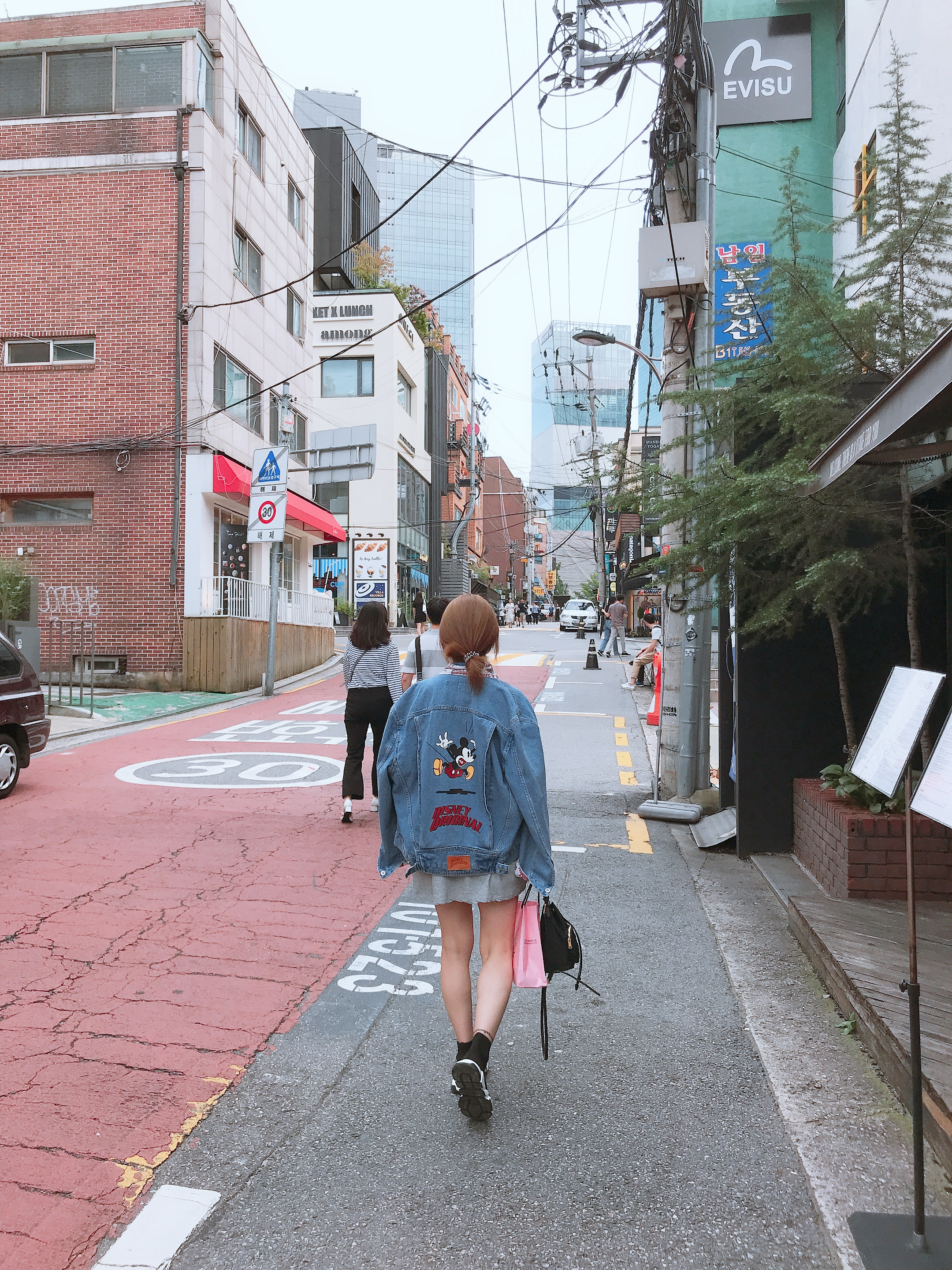 Balenciaga Speed Trainer Black White 2021/2022, Prada Duet Re-Nylon Shoulder Bag Black Gold 착용 스타일 - 2