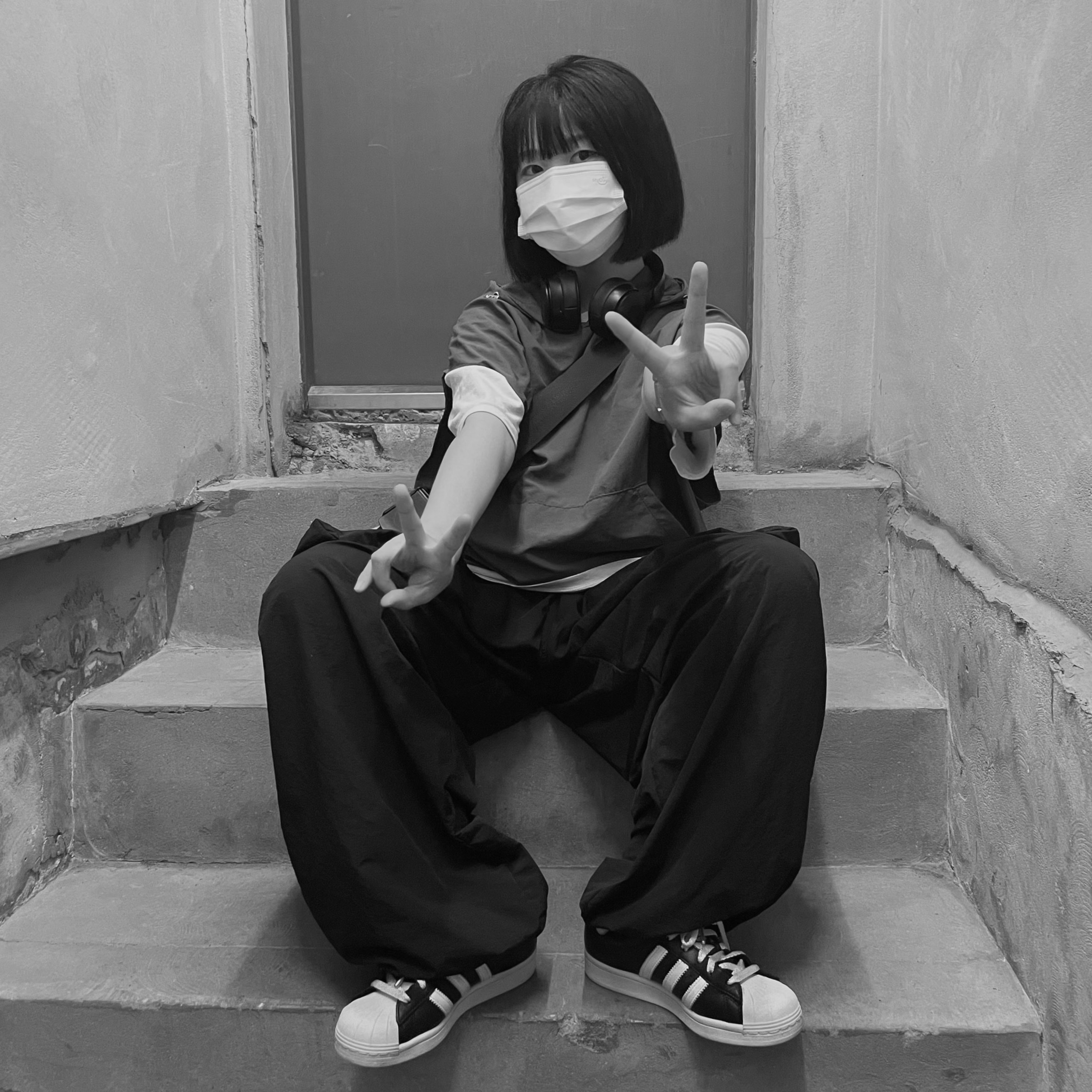 Adidas Superstar Premium Black White 착용 스타일 - 1