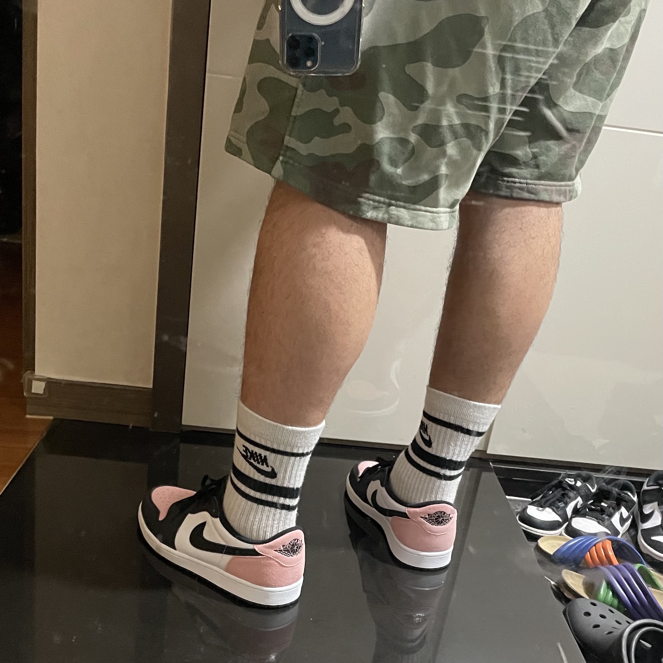 Jordan 1 Retro Low OG Bleached Coral 착용 스타일 - 3