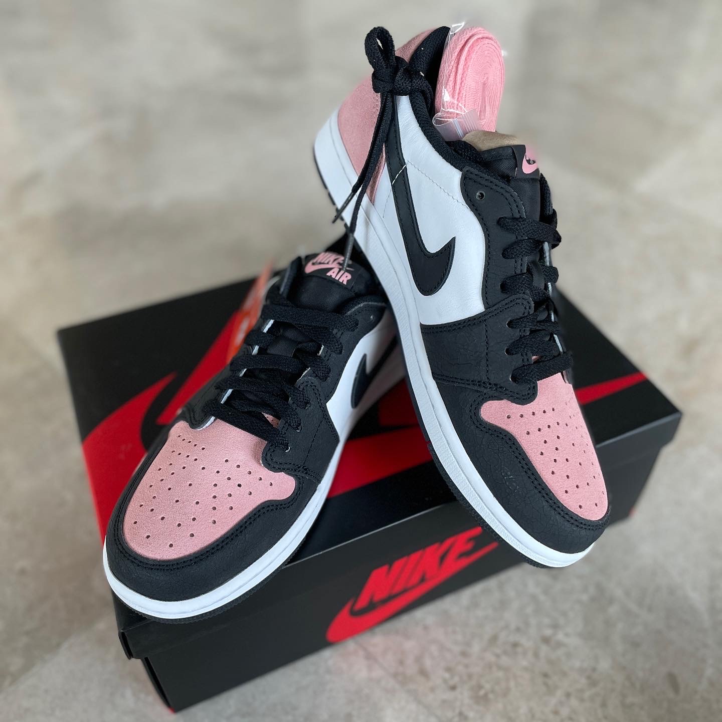 Jordan 1 Retro Low OG Bleached Coral 착용 스타일 - 1