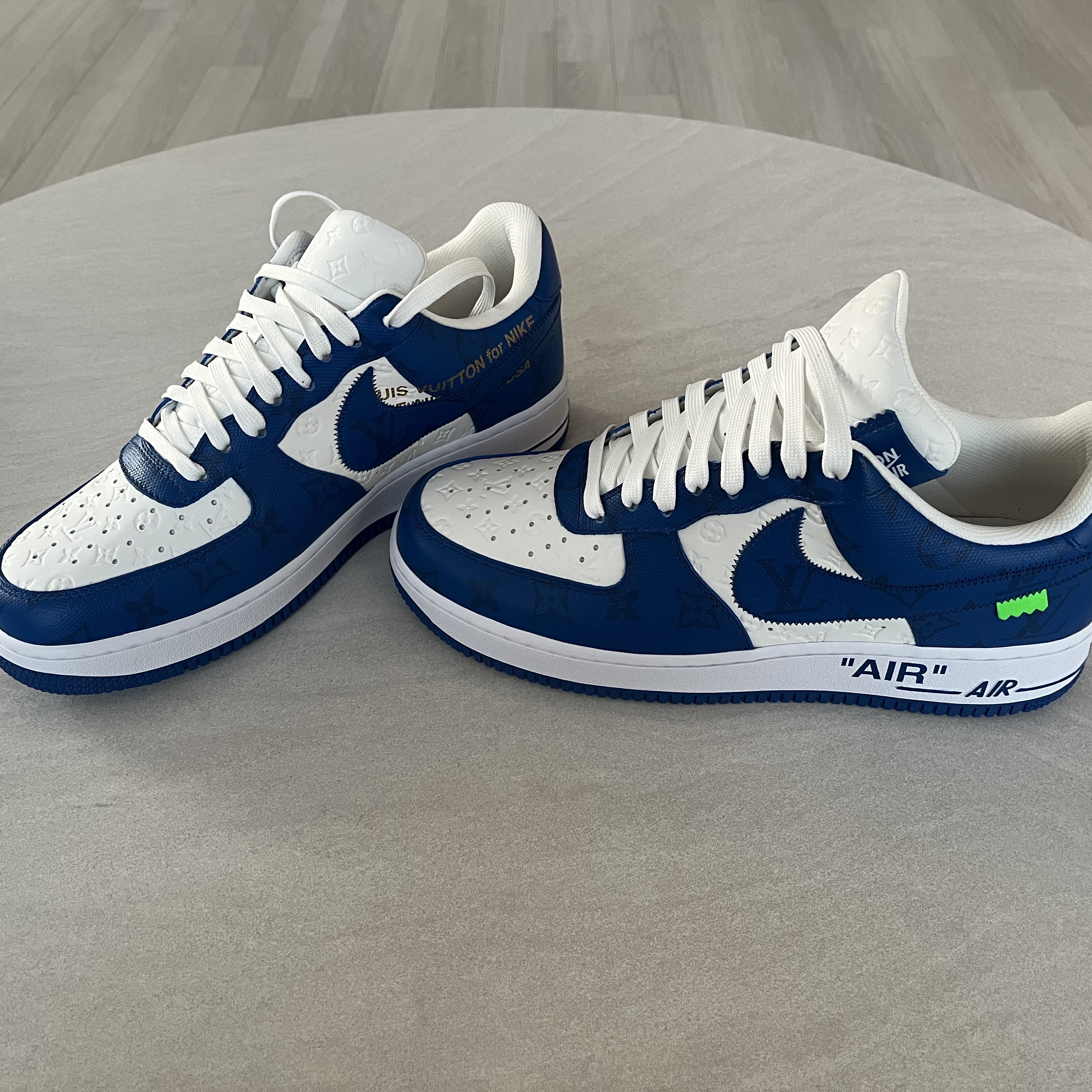 Louis Vuitton x Nike Air Force 1 Low by Virgil Abloh White Team Royal 착용 스타일 - 5