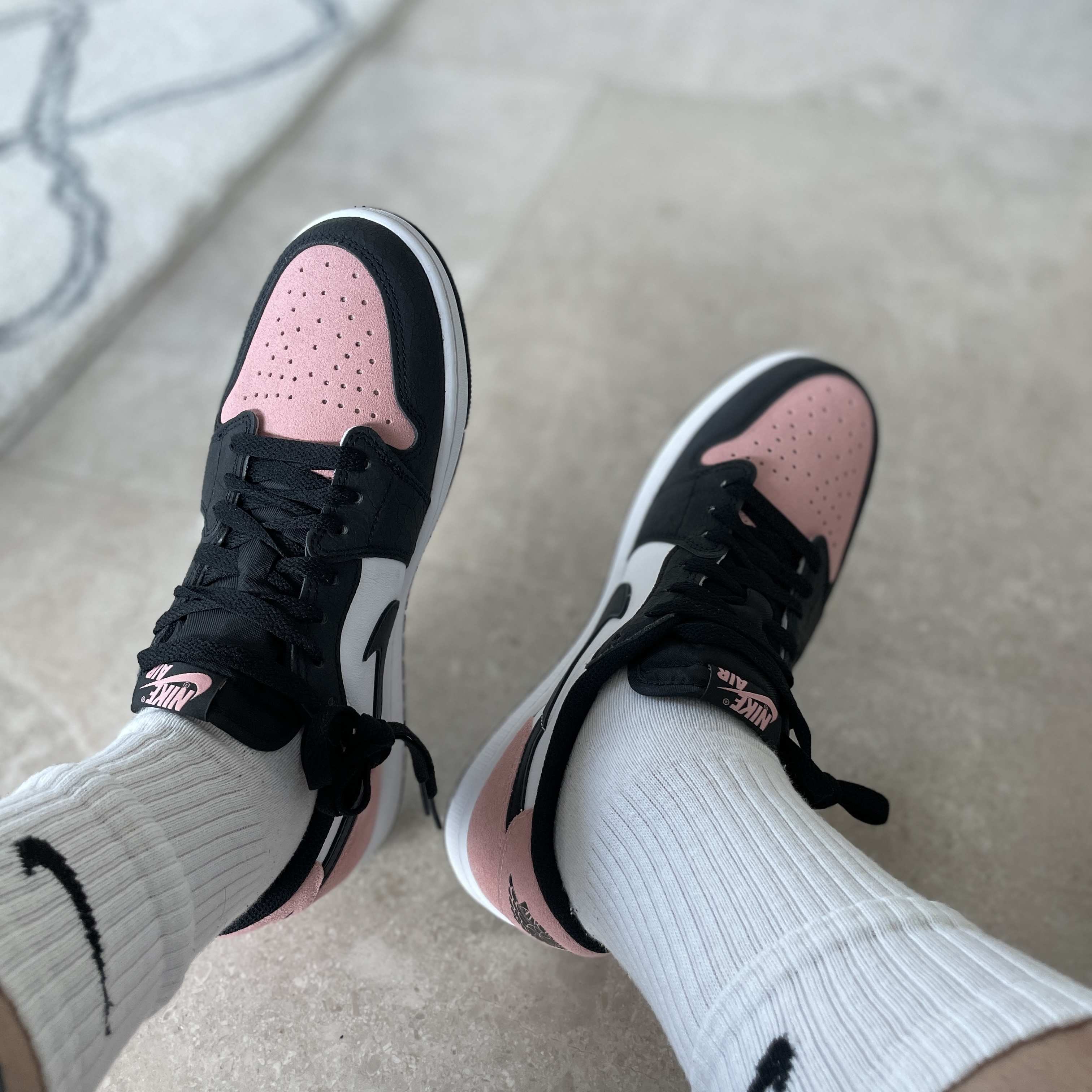 Jordan 1 Retro Low OG Bleached Coral 착용 스타일 - 3