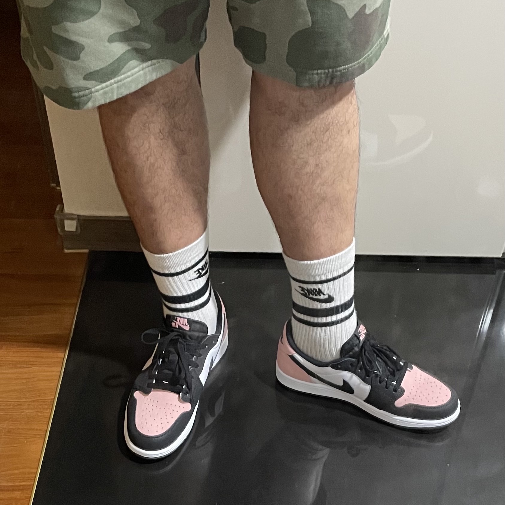 Jordan 1 Retro Low OG Bleached Coral 착용 스타일 - 1