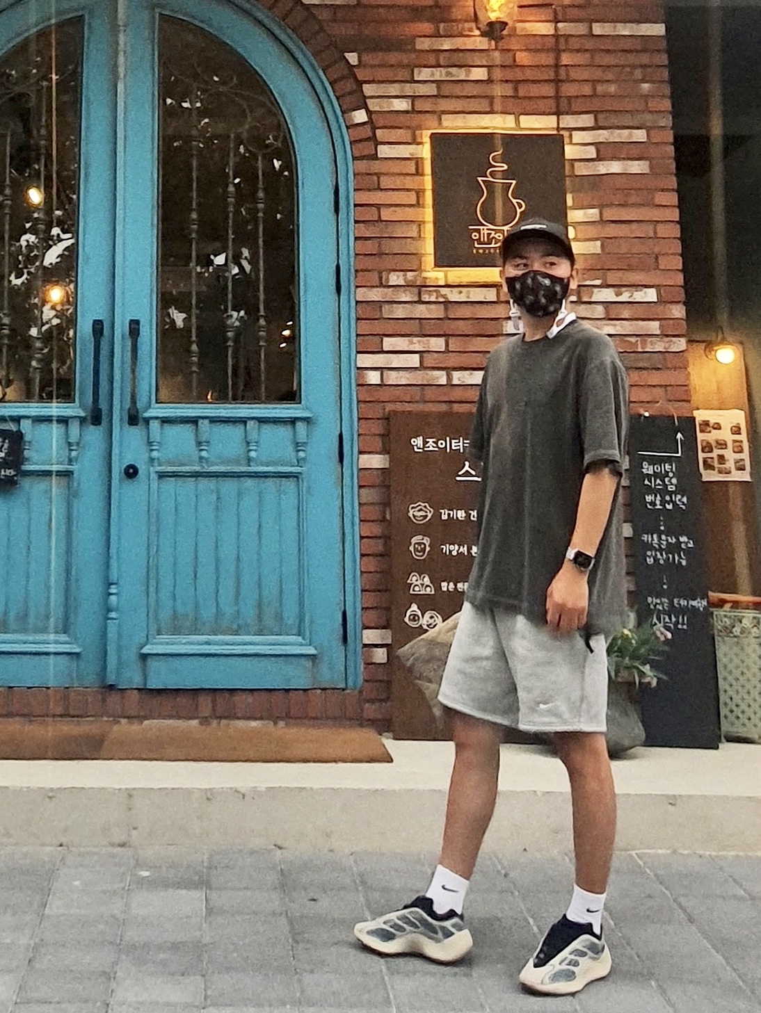 Essentials x New Era Retro Crown Strapback Black, IAB Studio Pigment T-Shirt Black 착용 스타일