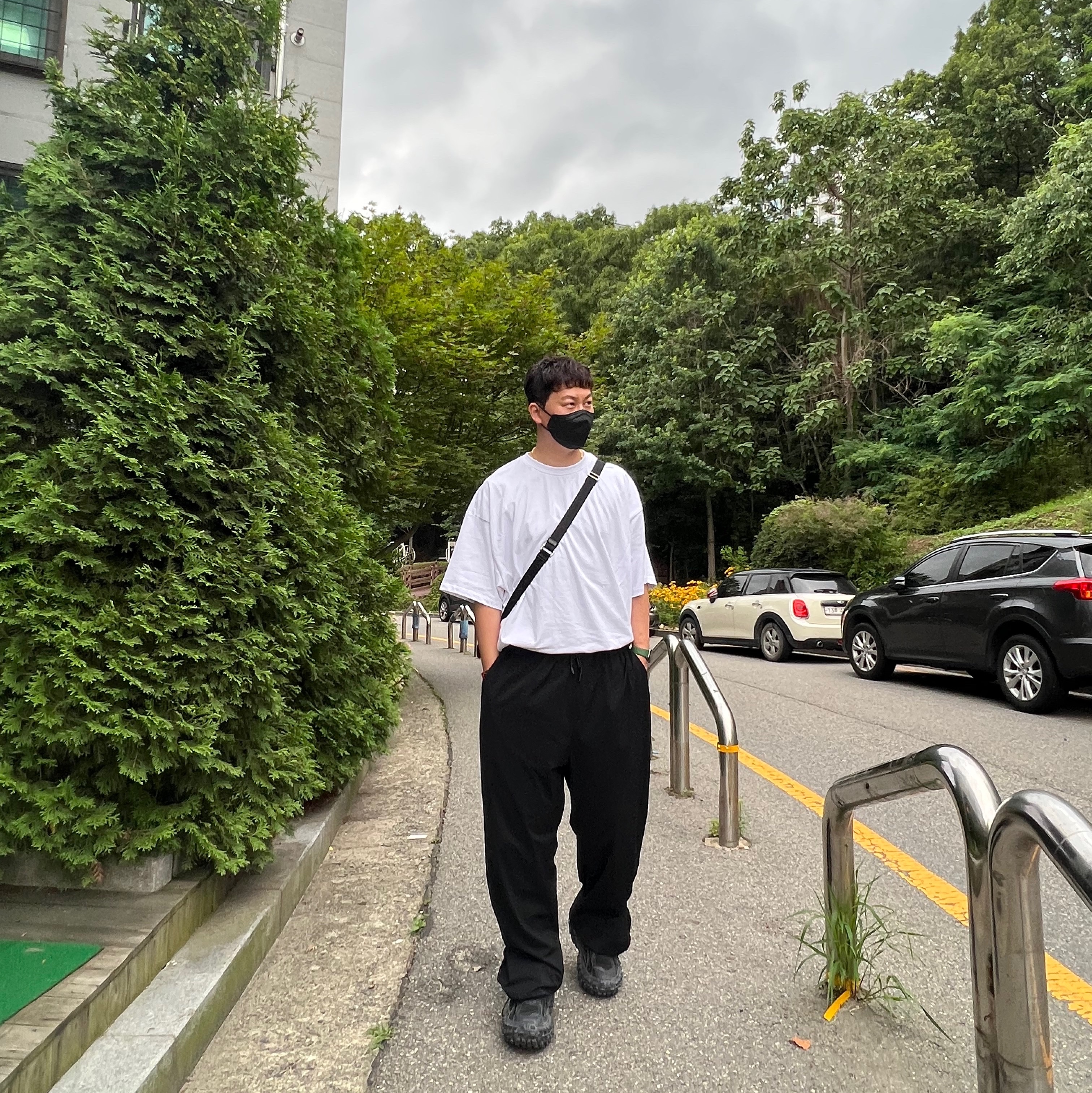 Adidas Yeezy Slide Pure, Balenciaga Defender Sneakers Black 착용 스타일 - 2