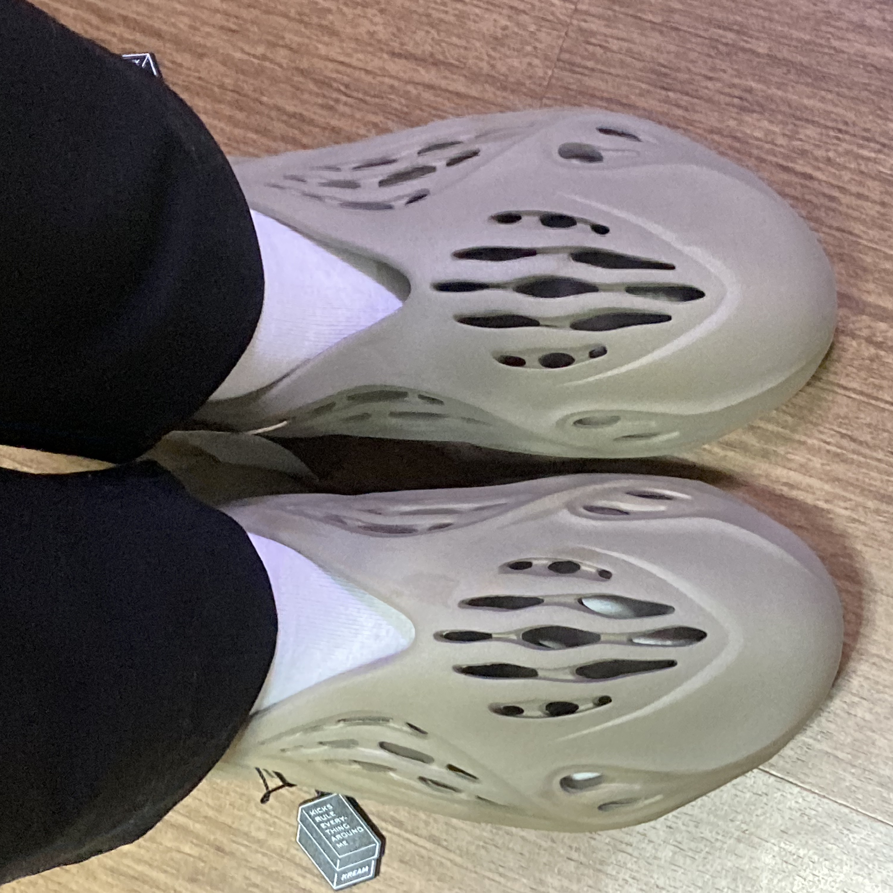 Adidas Yeezy Foam RNNR Stone Sage 착용 스타일