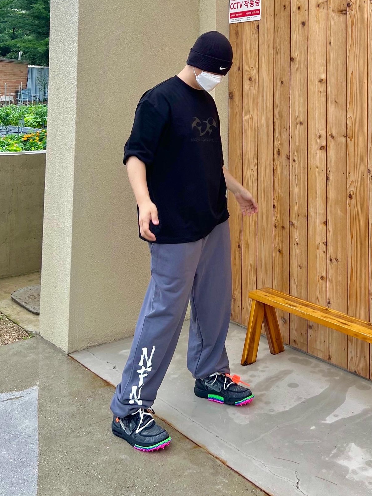 Nike x Stussy NRG Cuffed Beanie Black, Nike x Off-White Air Force 1 Mid SP Black 착용 스타일 - 2