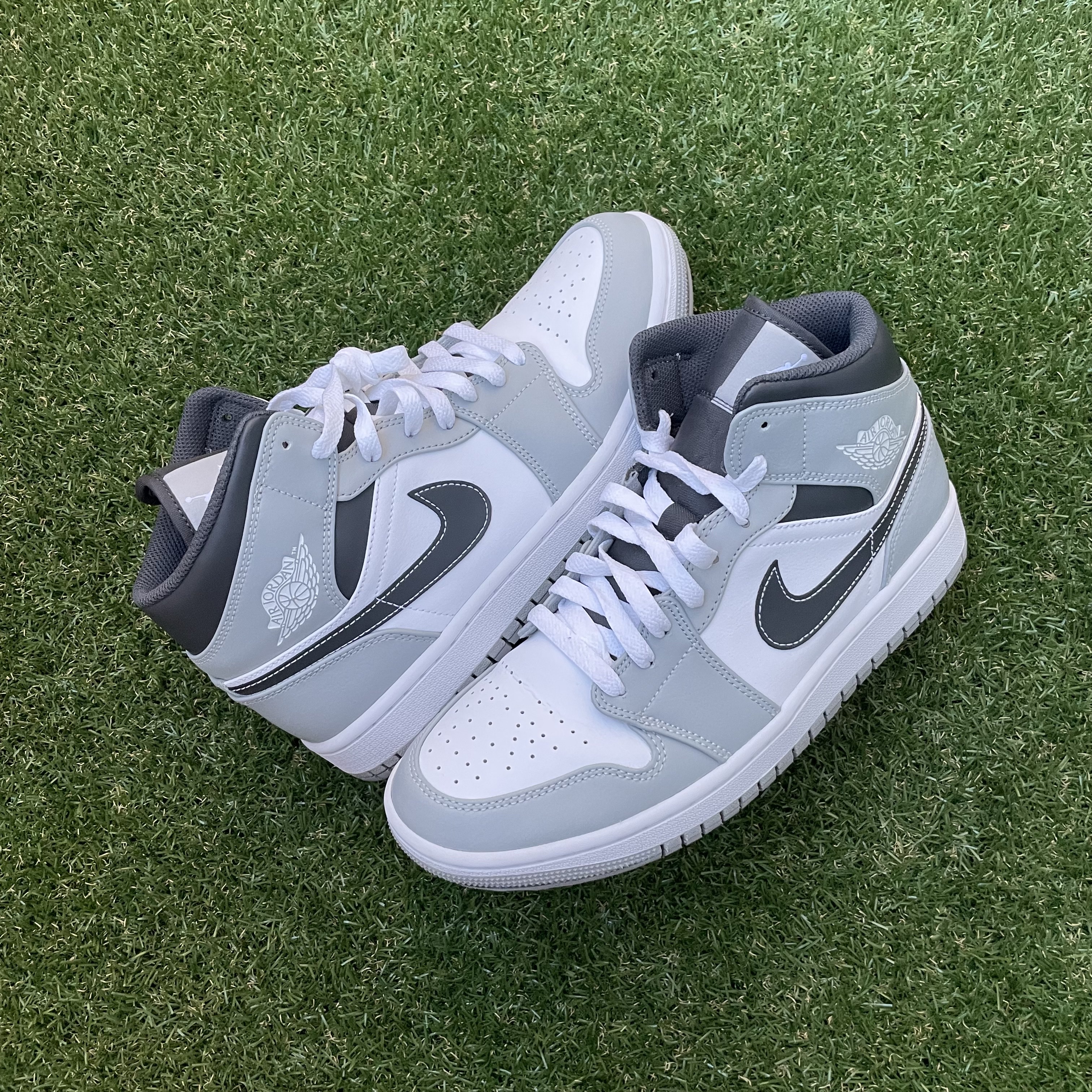 Jordan 1 Mid Light Smoke Grey Anthracite 착용 스타일 - 1