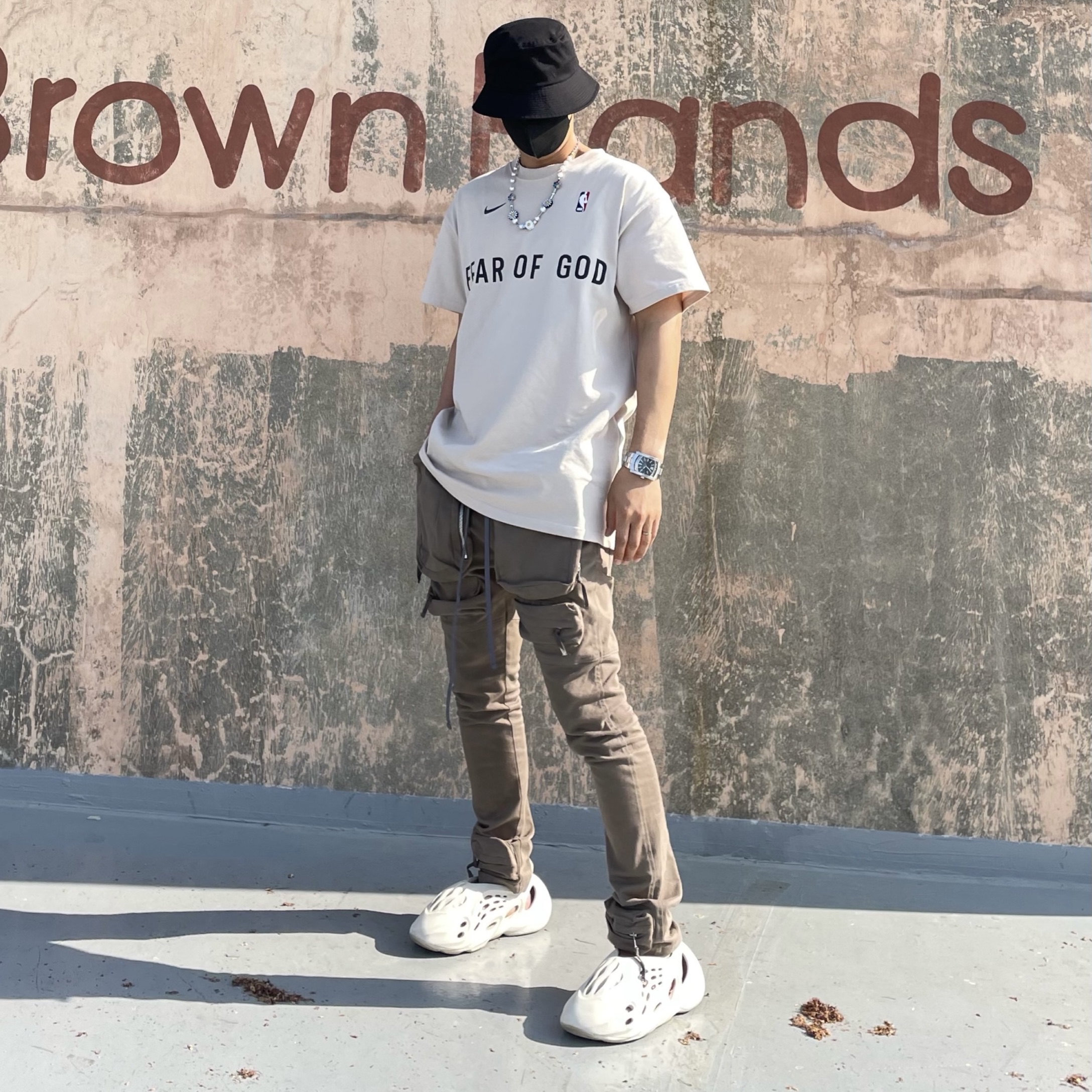 Adidas Yeezy Foam RNNR Sand 착용 스타일