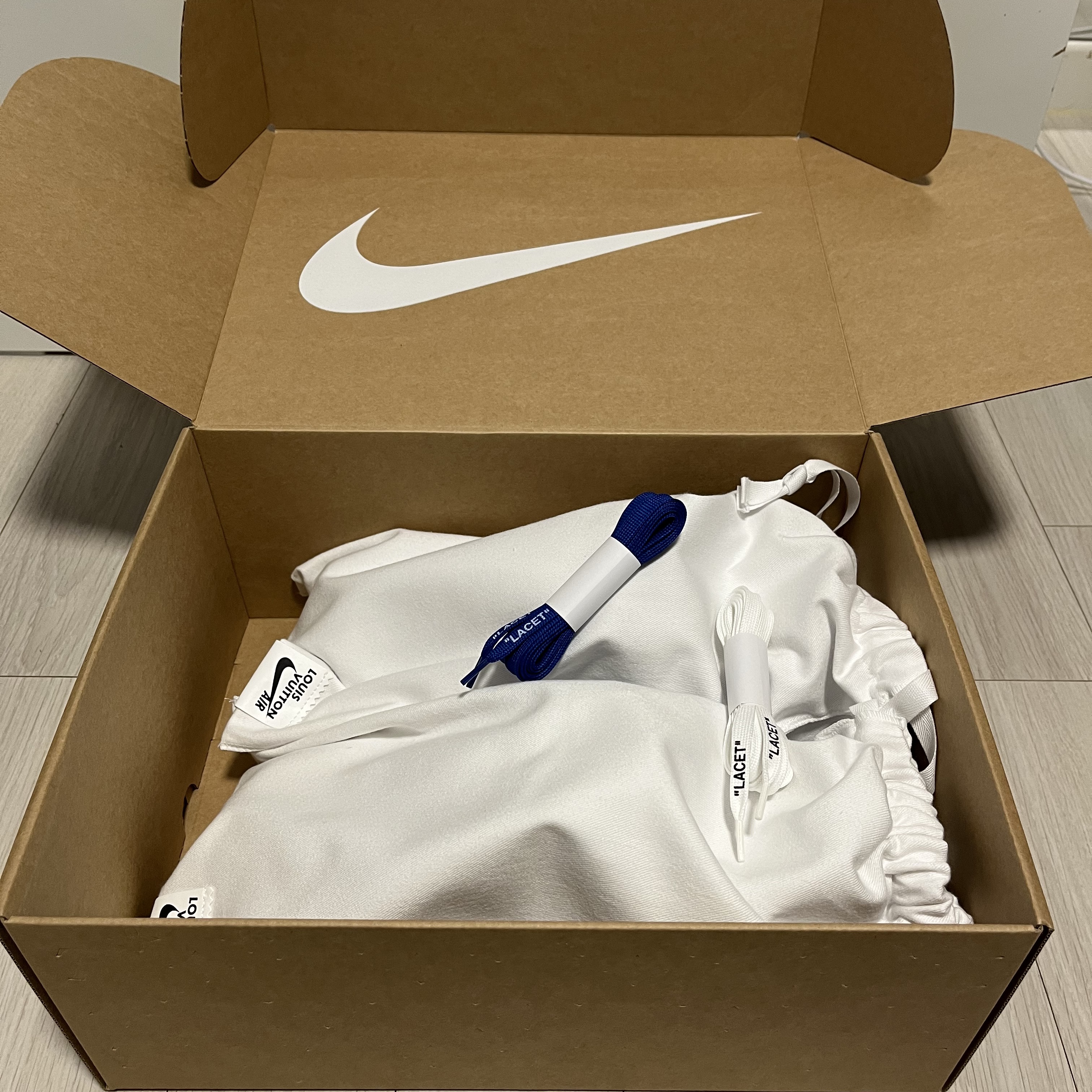 Louis Vuitton x Nike Air Force 1 Low by Virgil Abloh White Team Royal 착용 스타일 - 5