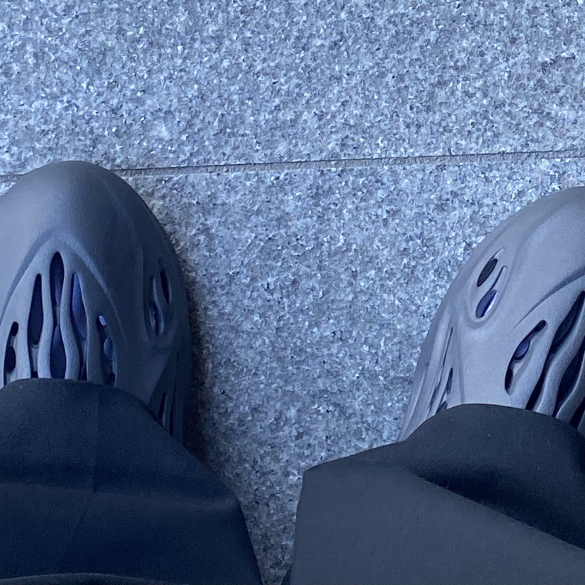 Adidas Yeezy Foam RNNR Onyx 착용 스타일