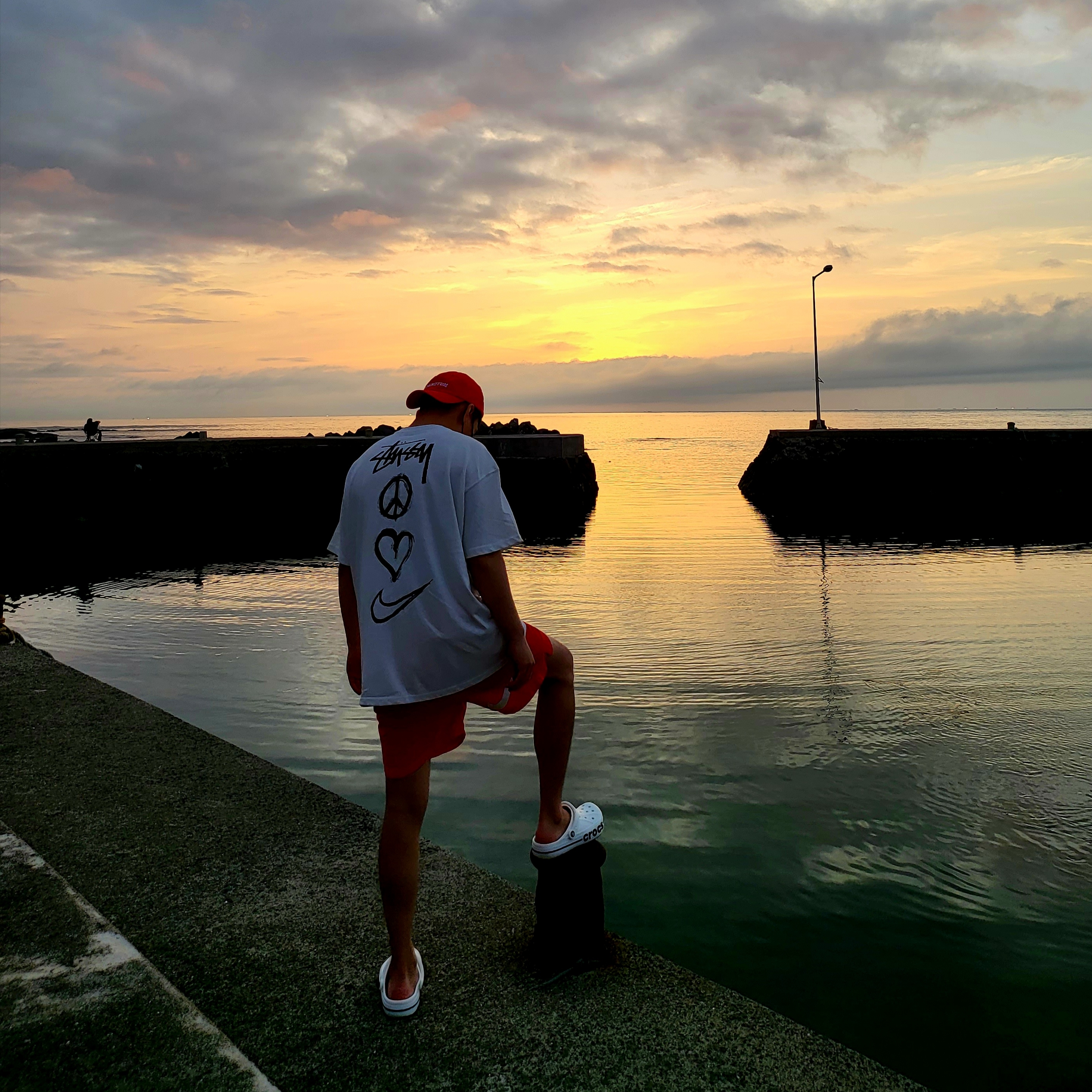 Nike x Stussy NRG RA T-Shirt Summit White (DM4942-121), Nike x Stussy Water Shorts Habanero Red 착용 스타일