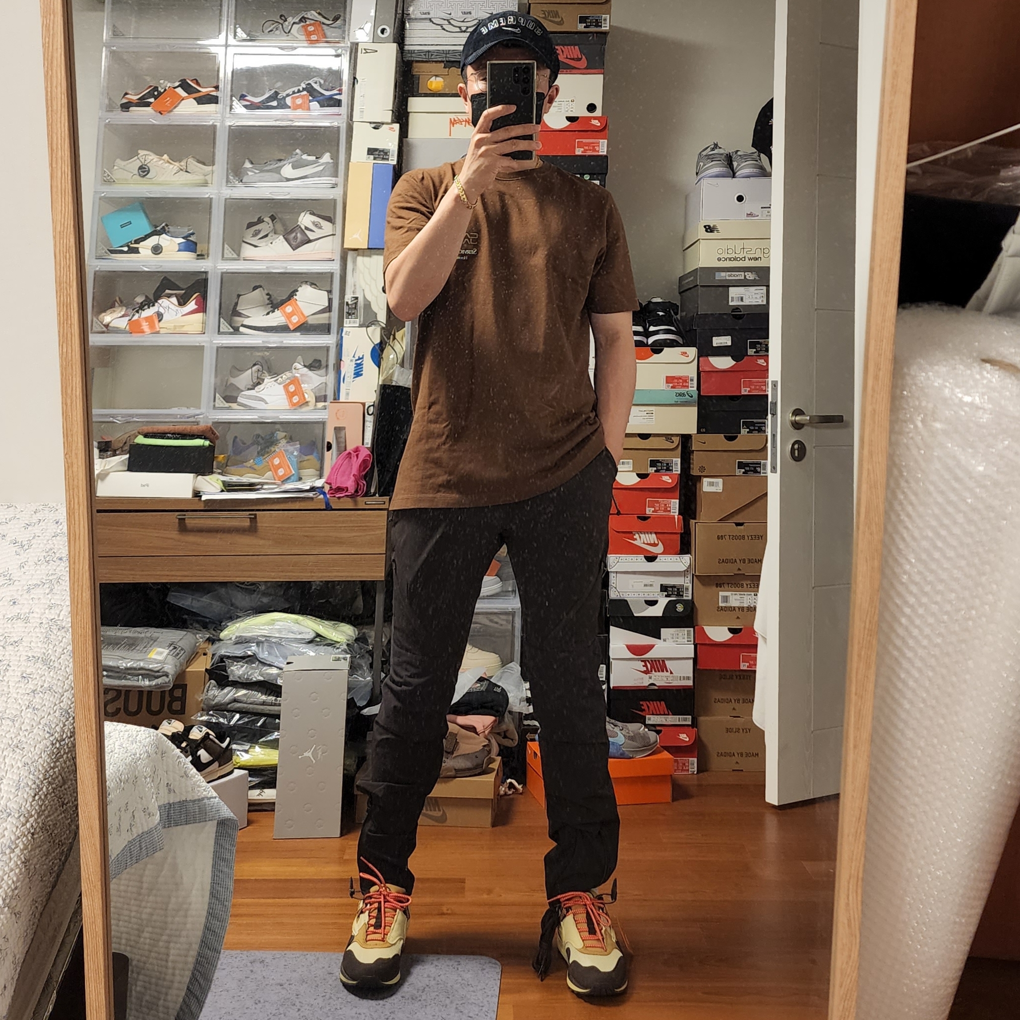 Supreme x Nike Arc Corduroy 6-Panel Black - 22SS, Nike x Travis Scott NRG BH S/S T-Shirt Cacao Wow - US/EU 착용 스타일