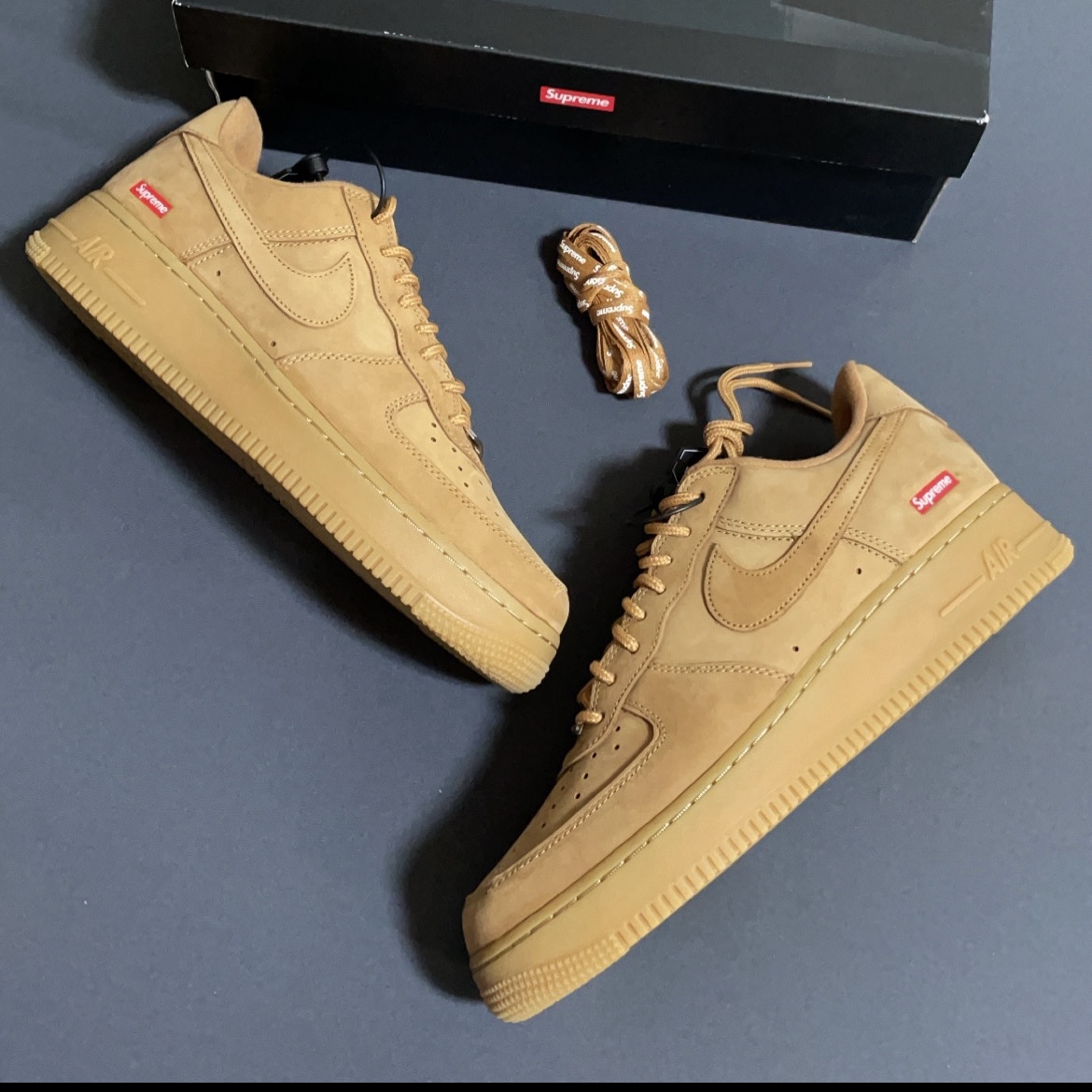 Nike x Supreme Air Force 1 Low Flax 착용 스타일