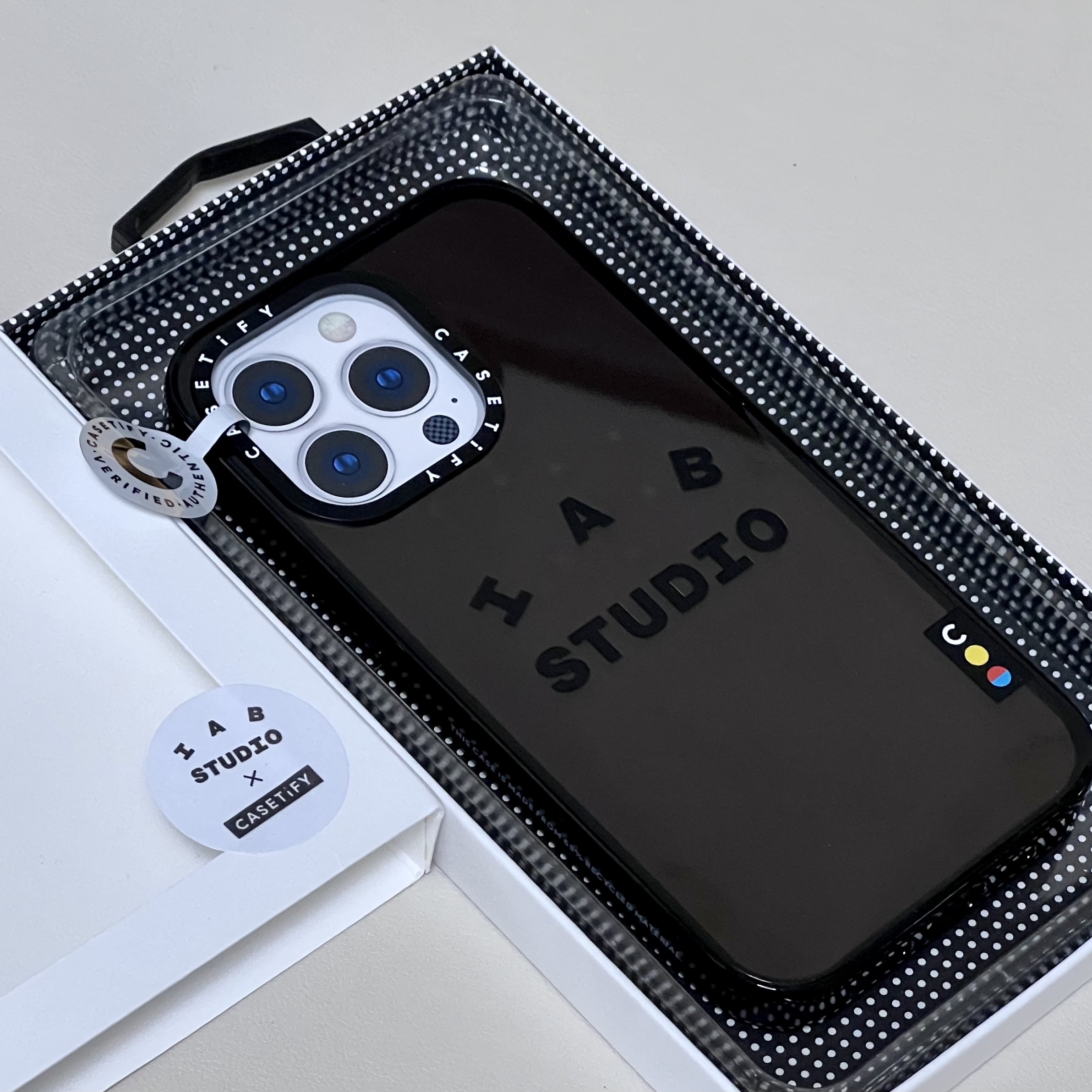 Casetify x IAB Studio iPhone Black Logo Impact Case Black 착용 스타일
