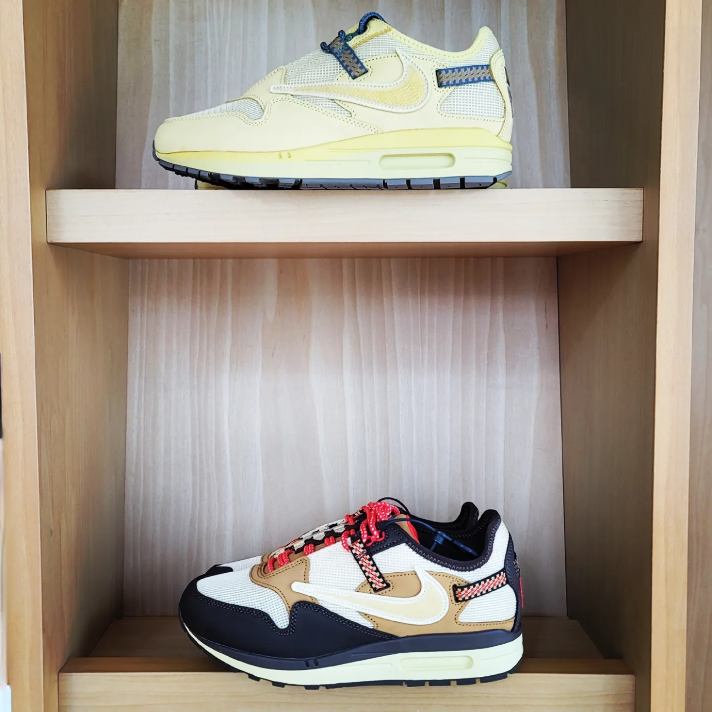 Nike x Travis Scott Air Max 1 Cact.us Brown, Nike x Travis Scott Air Max 1 Cact.us Gold 착용 스타일 - 1