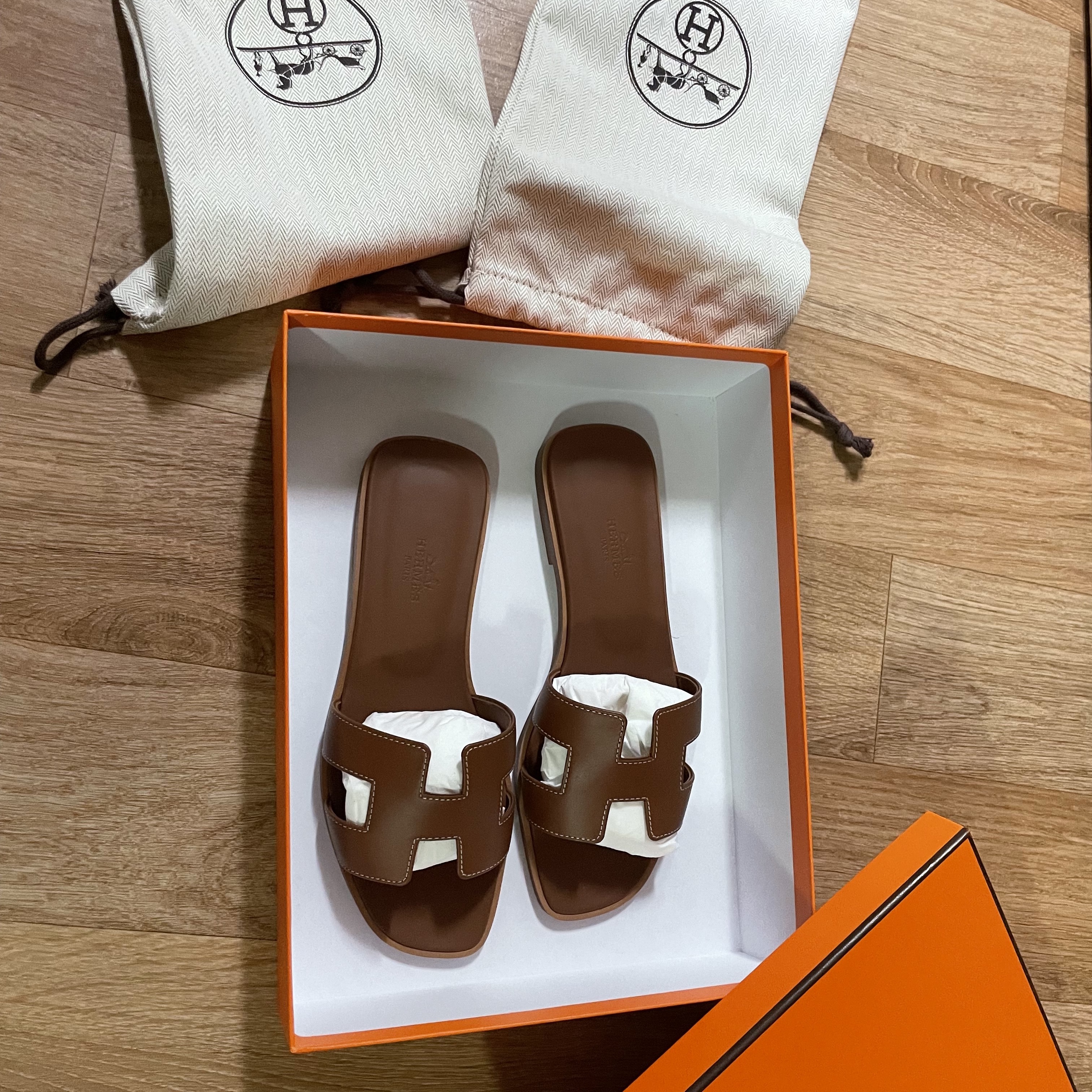 (W) Hermes Oran Sandal Calfskin & Gold Piqures Ecrues 착용 스타일