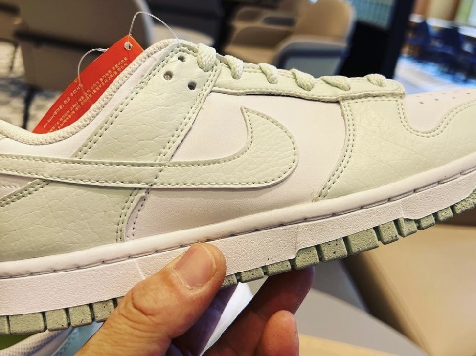 (W) Nike Dunk Low Next Nature Barely Green and White 착용 스타일 - 1