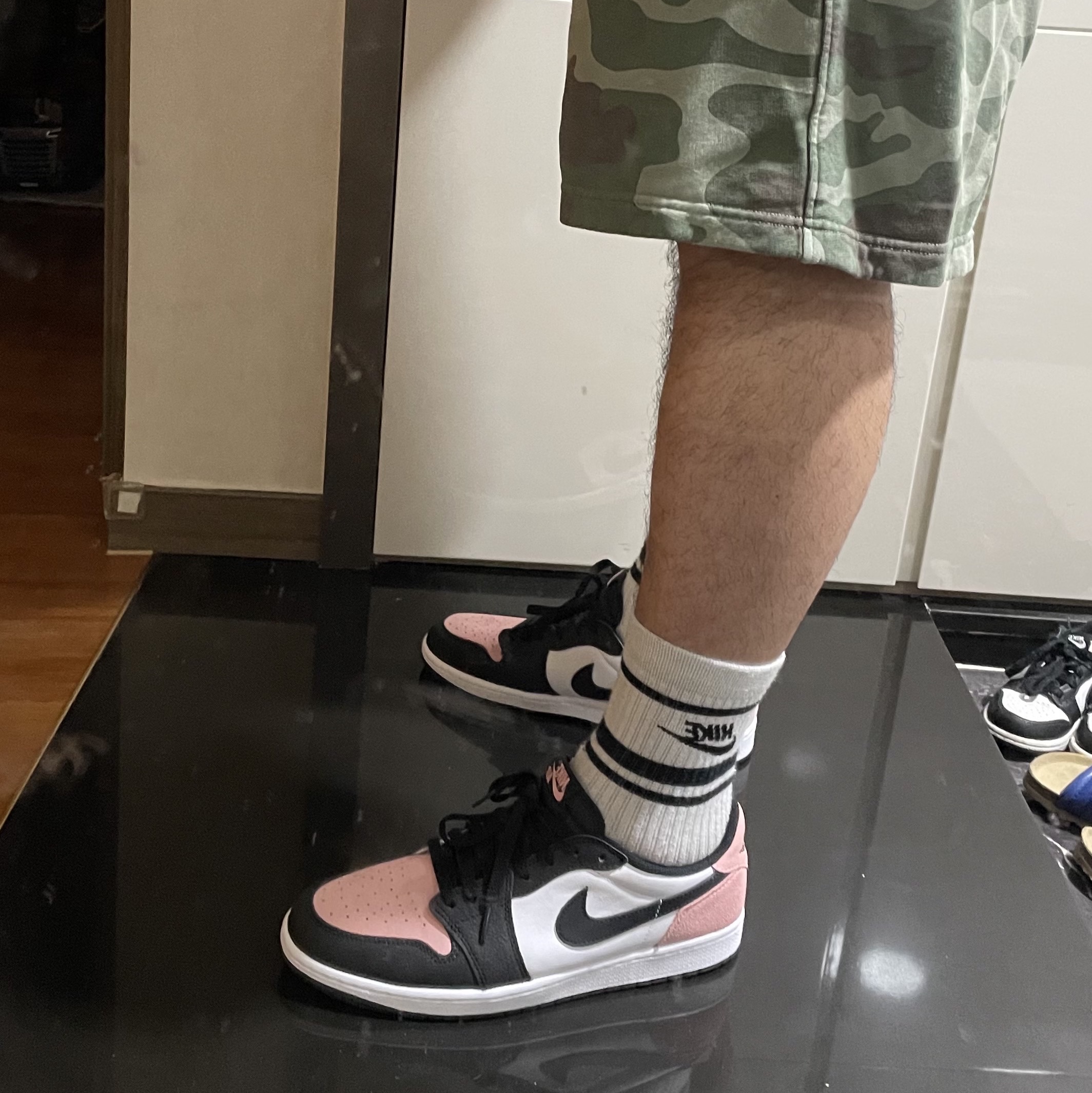 Jordan 1 Retro Low OG Bleached Coral 착용 스타일 - 2