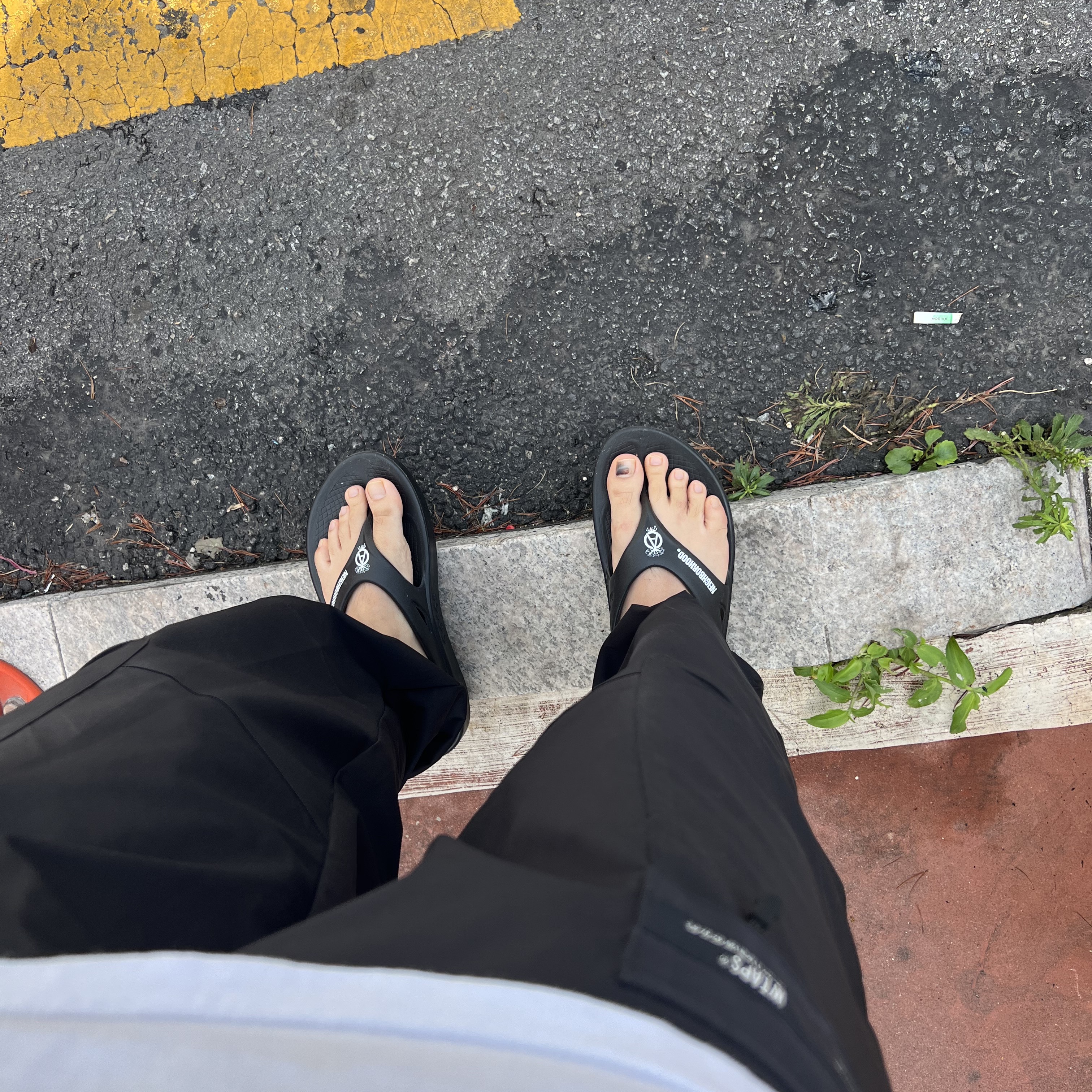 Oofos x Neighborhood SRL . OOriginal Flip Flop Black 착용 스타일
