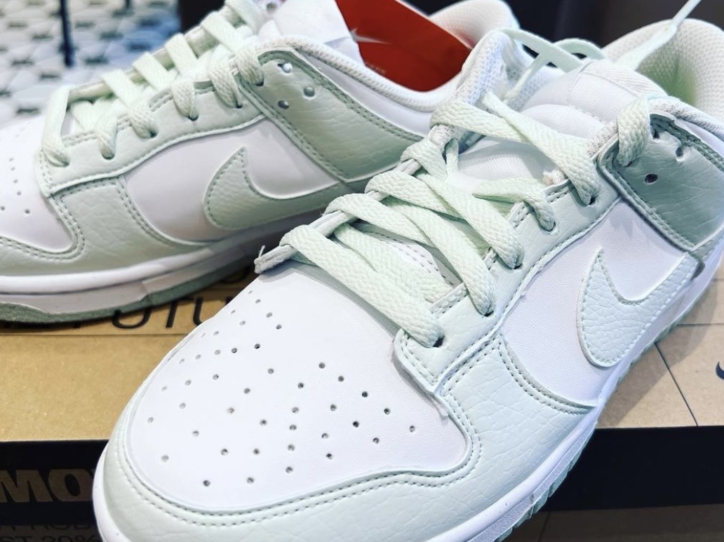 (W) Nike Dunk Low Next Nature Barely Green and White 착용 스타일 - 2