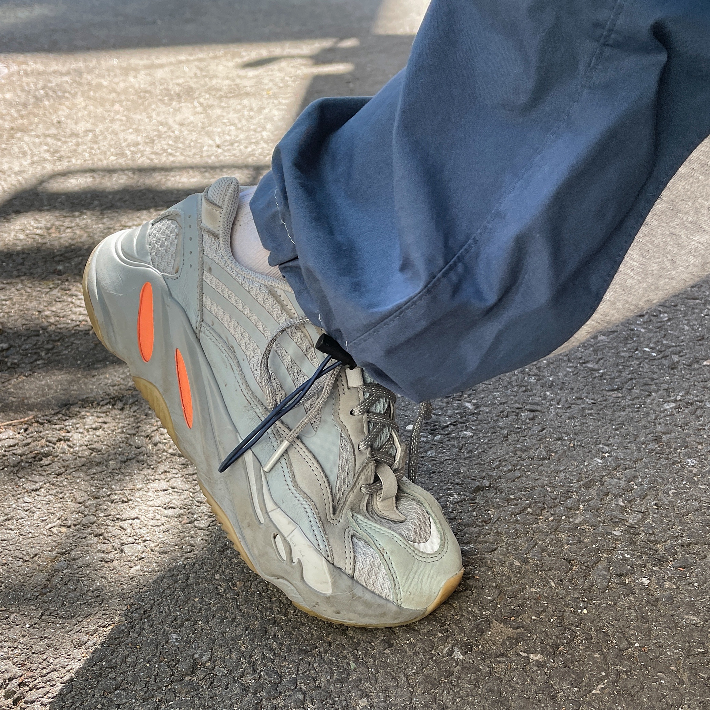 Adidas Yeezy Boost 700 V2 Inertia 착용 스타일
