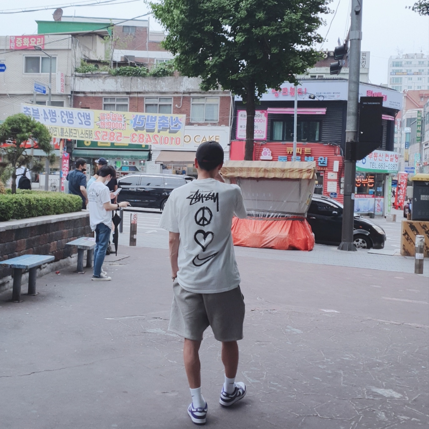 Nike x Stussy NRG RA T-Shirt Summit White (DM4942-121), Essentials The Core Collection Sweatshorts Heather Oatmeal 착용 스타일
