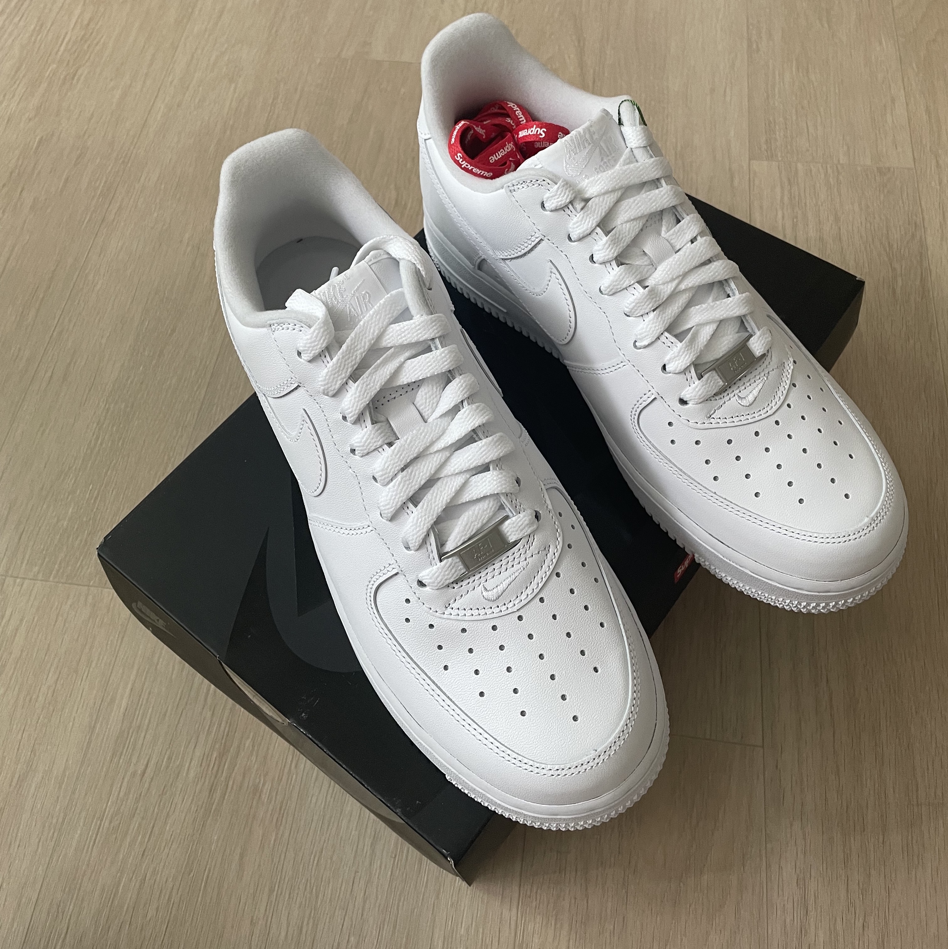 Nike x Supreme Air Force 1 Low White 착용 스타일 - 1