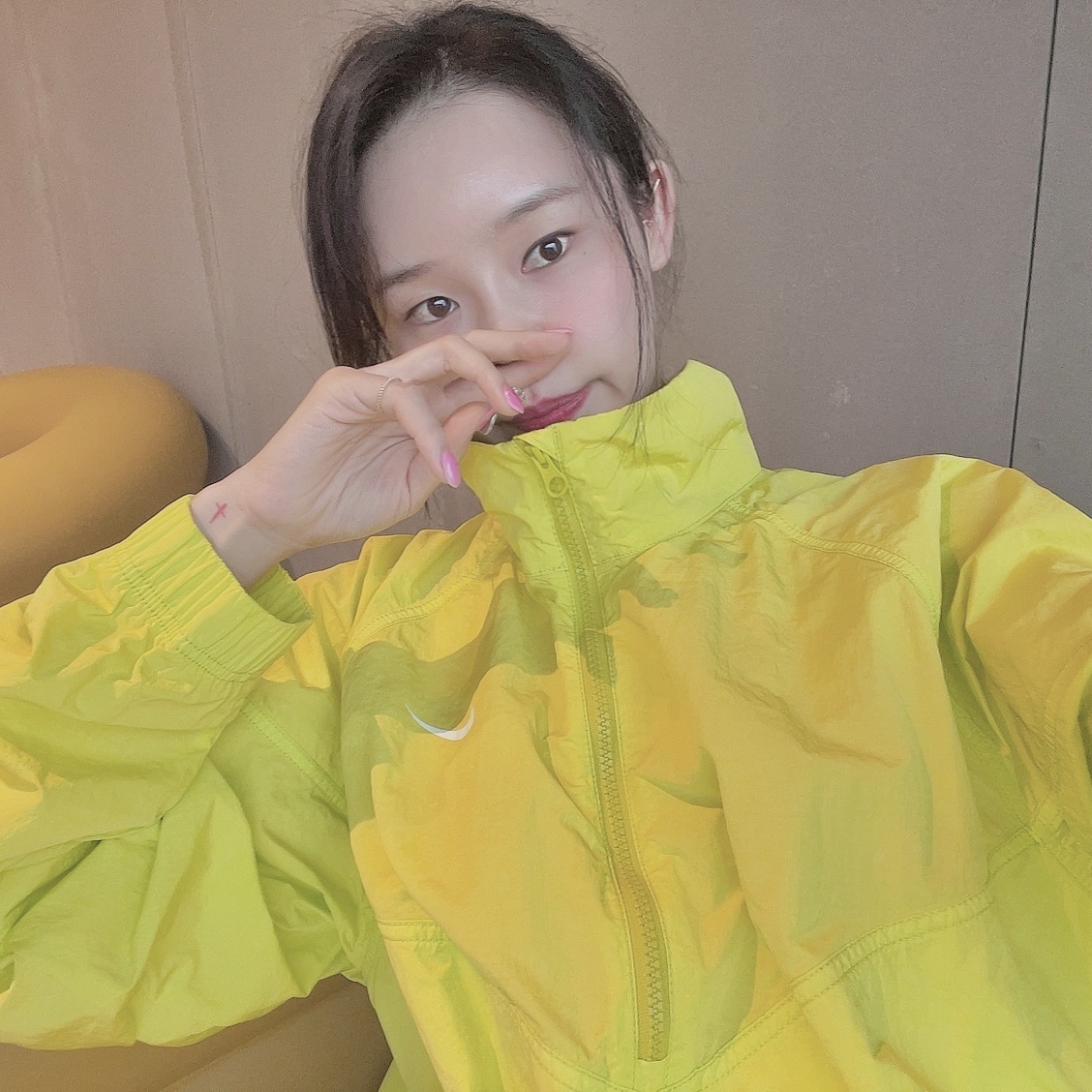 Nike x Stussy Windrunner Jacket Bright Cactus, Adidas Yeezy Slide Onyx 착용 스타일 - 1