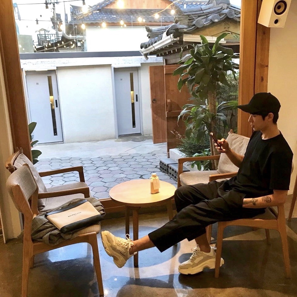 Balenciaga Triple S Sneakers White 2019, Balenciaga Navy Medium Cabas M Pouch Beige 착용 스타일