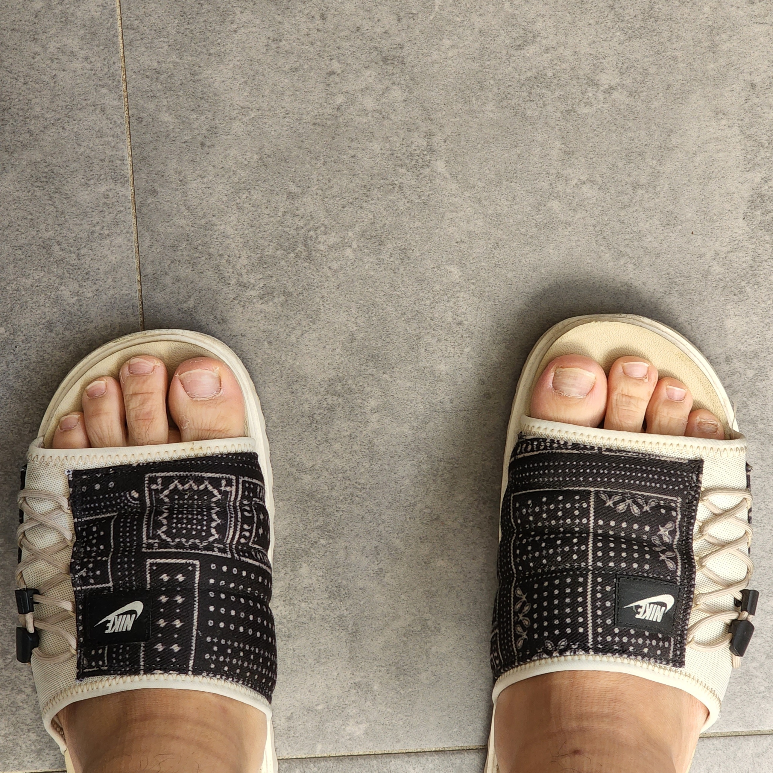 Nike Asuna Slide Pale Ivory Rattan 착용 스타일