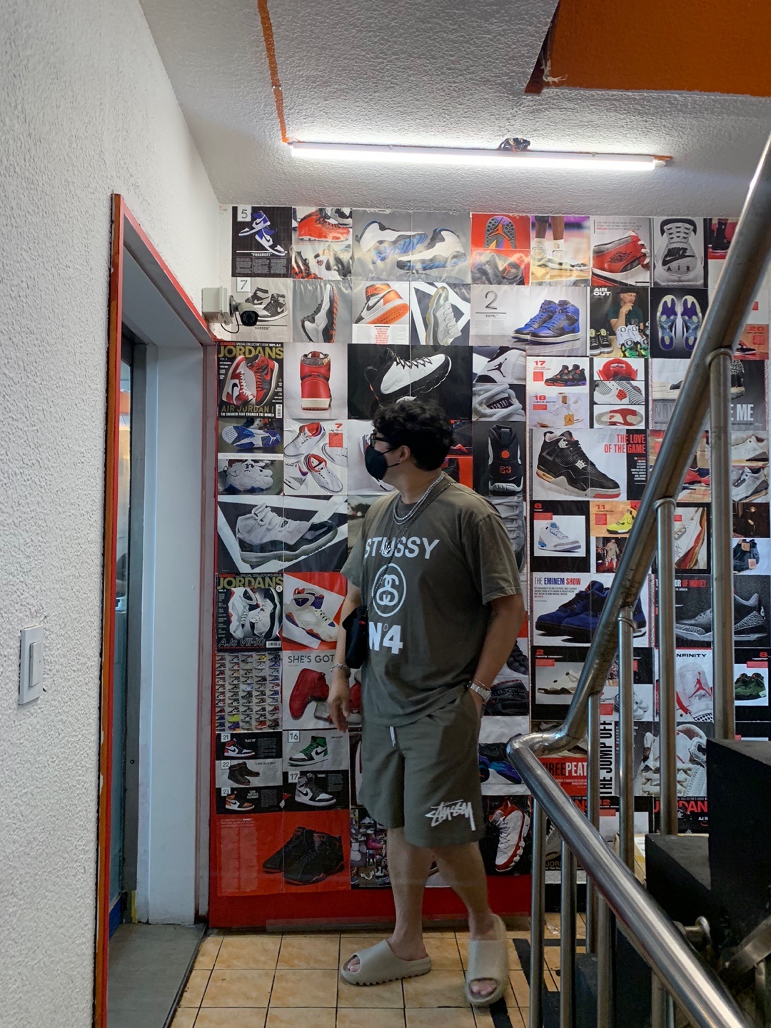 Adidas Yeezy Slide Pure - Re-Release Ver., Stussy Pigment Dyed Stussy No.4 T-Shirt Coffee 착용 스타일 - 2