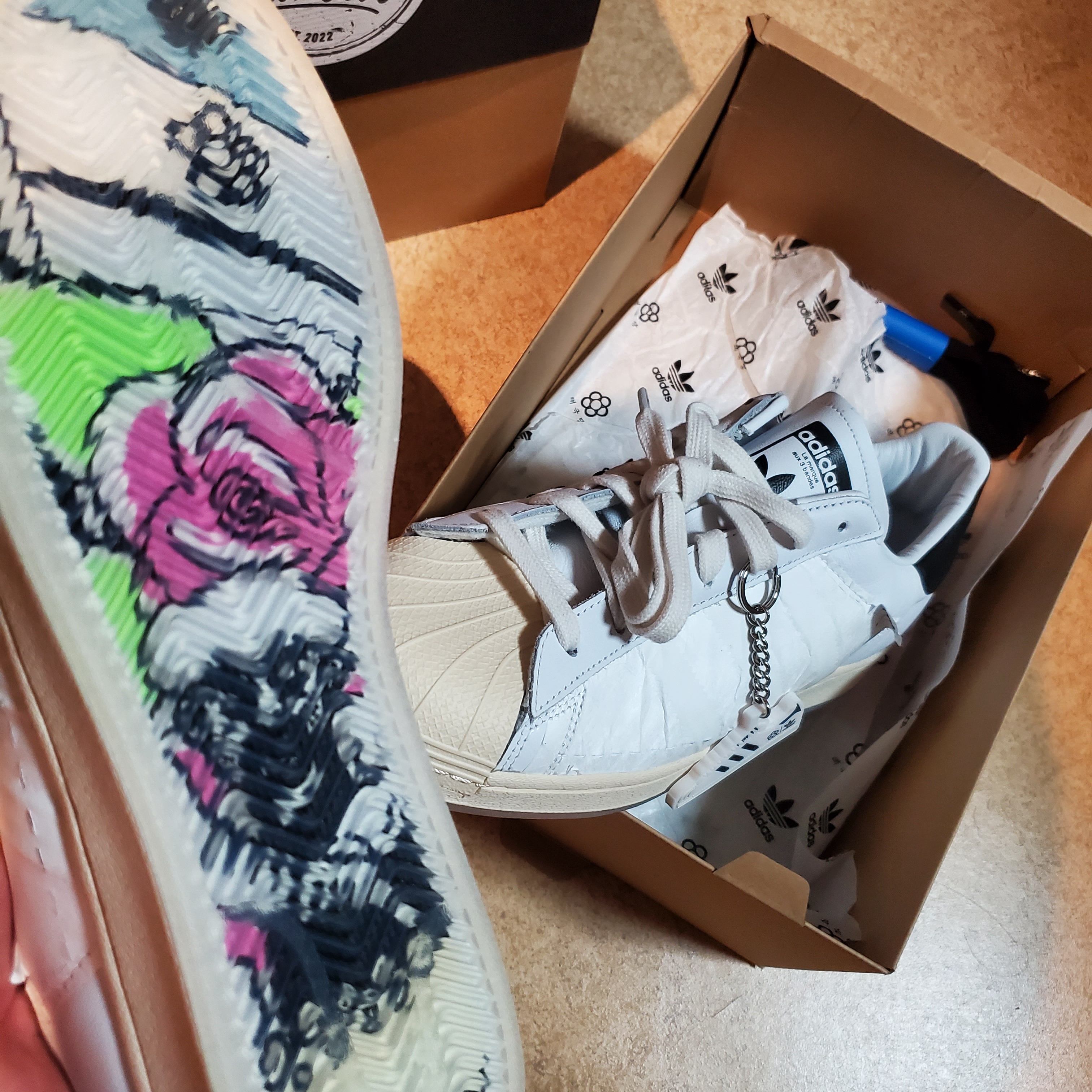 Adidas x Taegeukdang Superstar White Black 착용 스타일 - 2