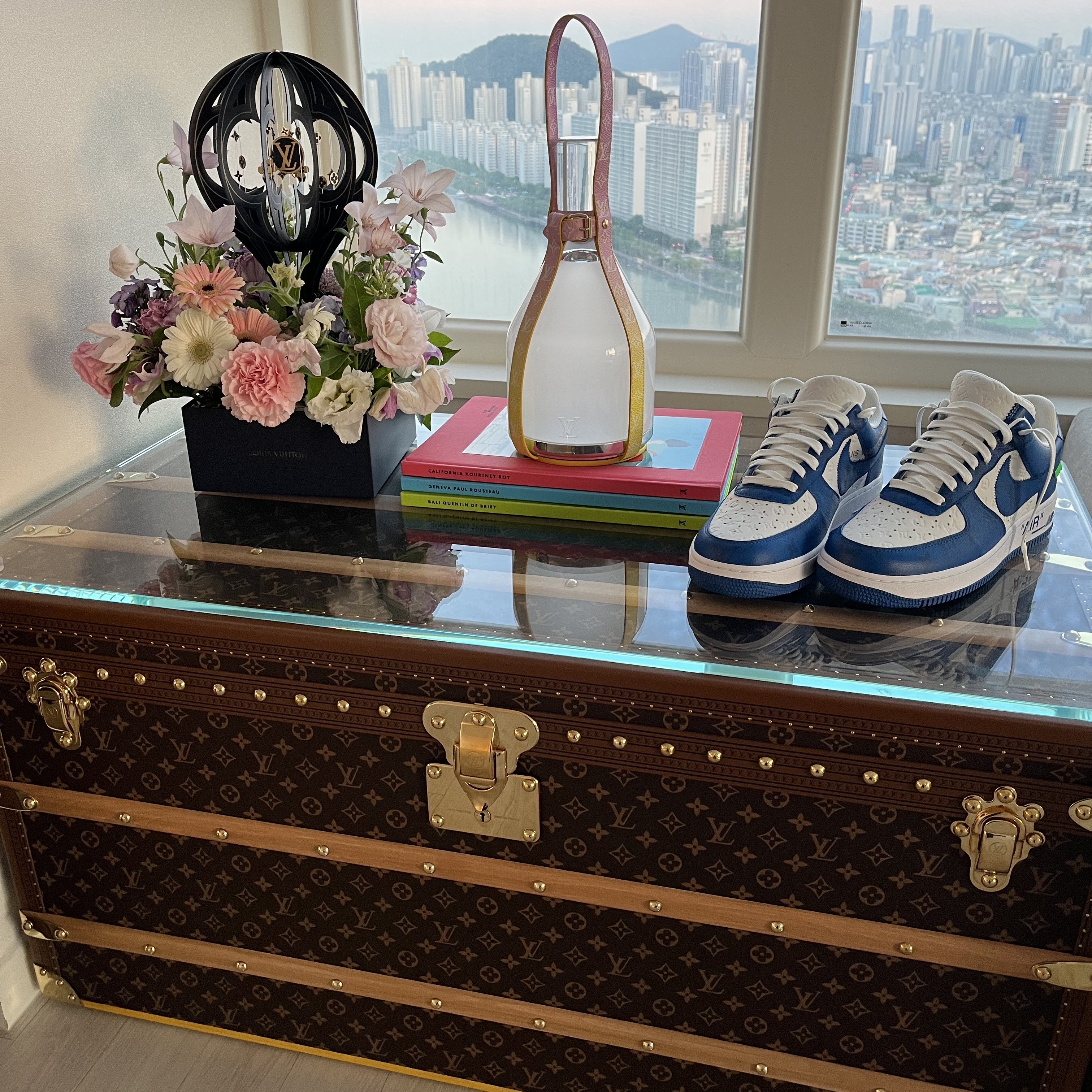 Louis Vuitton x Nike Air Force 1 Low by Virgil Abloh White Team Royal 착용 스타일 - 3